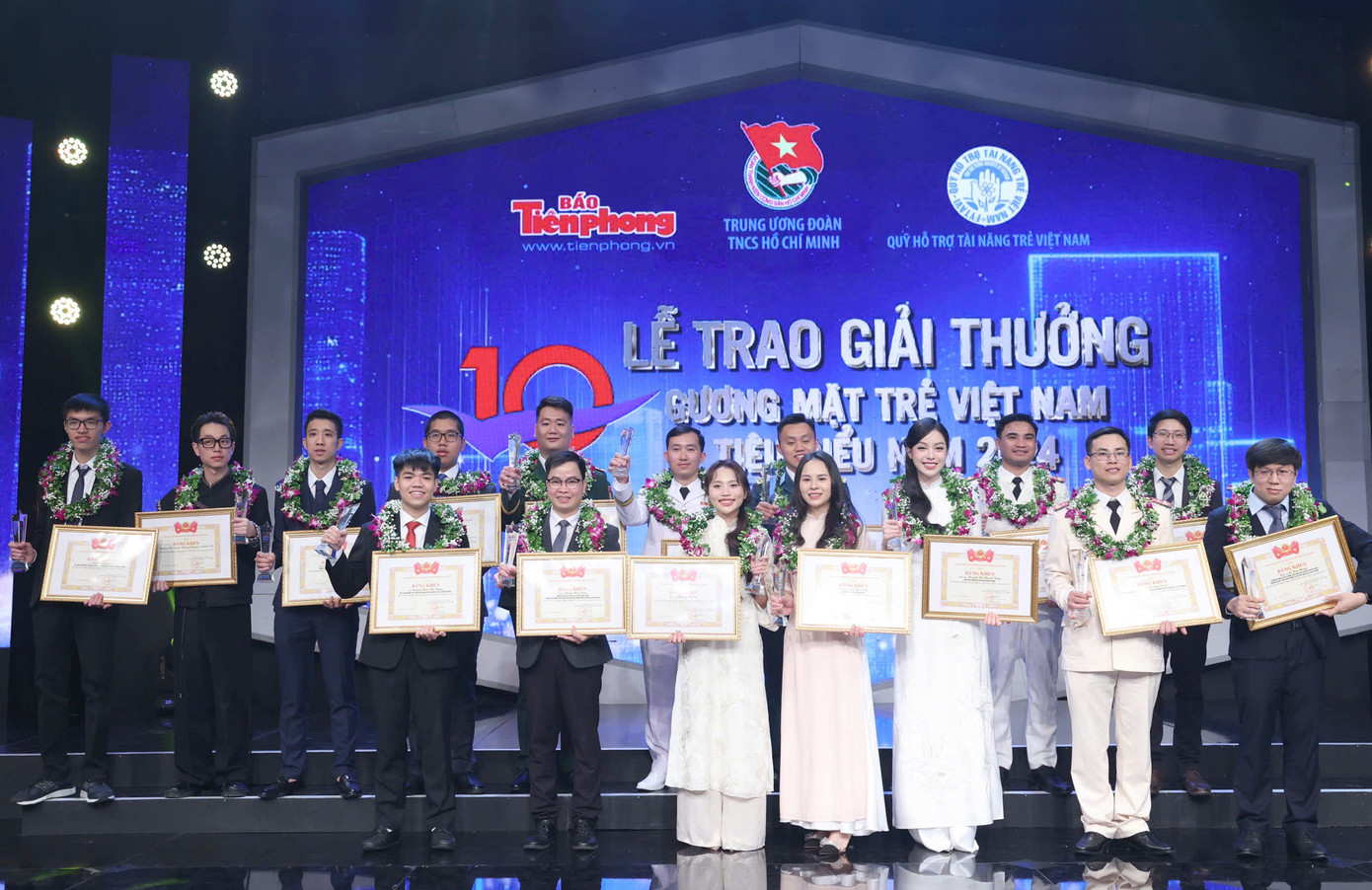 10 Gương mặt trẻ Việt Nam tiêu biểu và 8 Gương mặt trẻ Việt Nam triển vọng năm 2024 tại lễ trao giải.