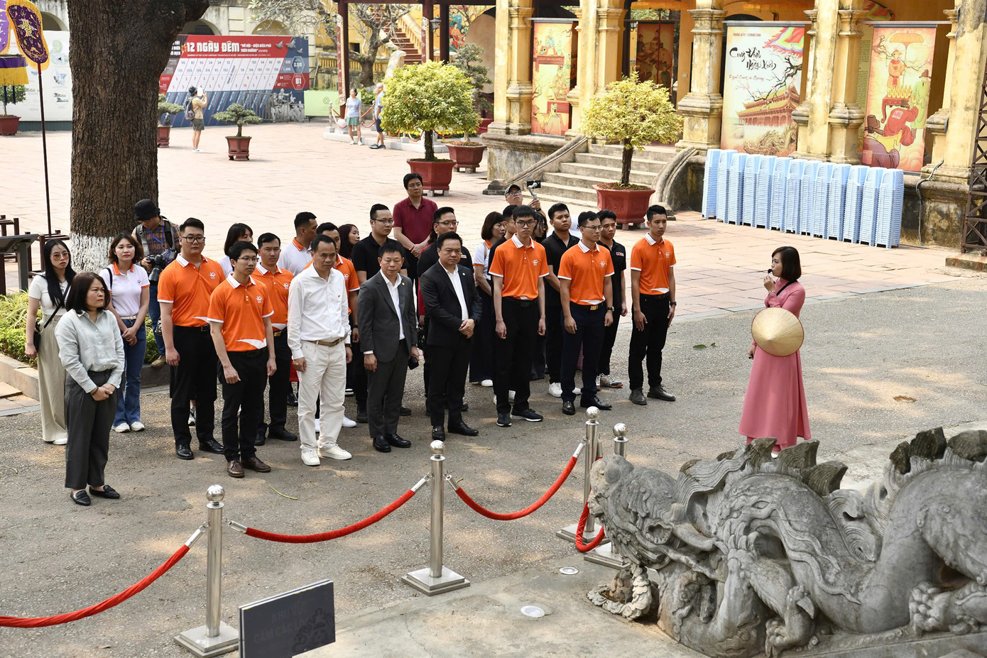 Các đại biểu nghe thuyết minh, giới thiệu về lịch sử Khu di sản Hoàng Thành Thăng Long nói chung và Điện Kính Thiên nói riêng.