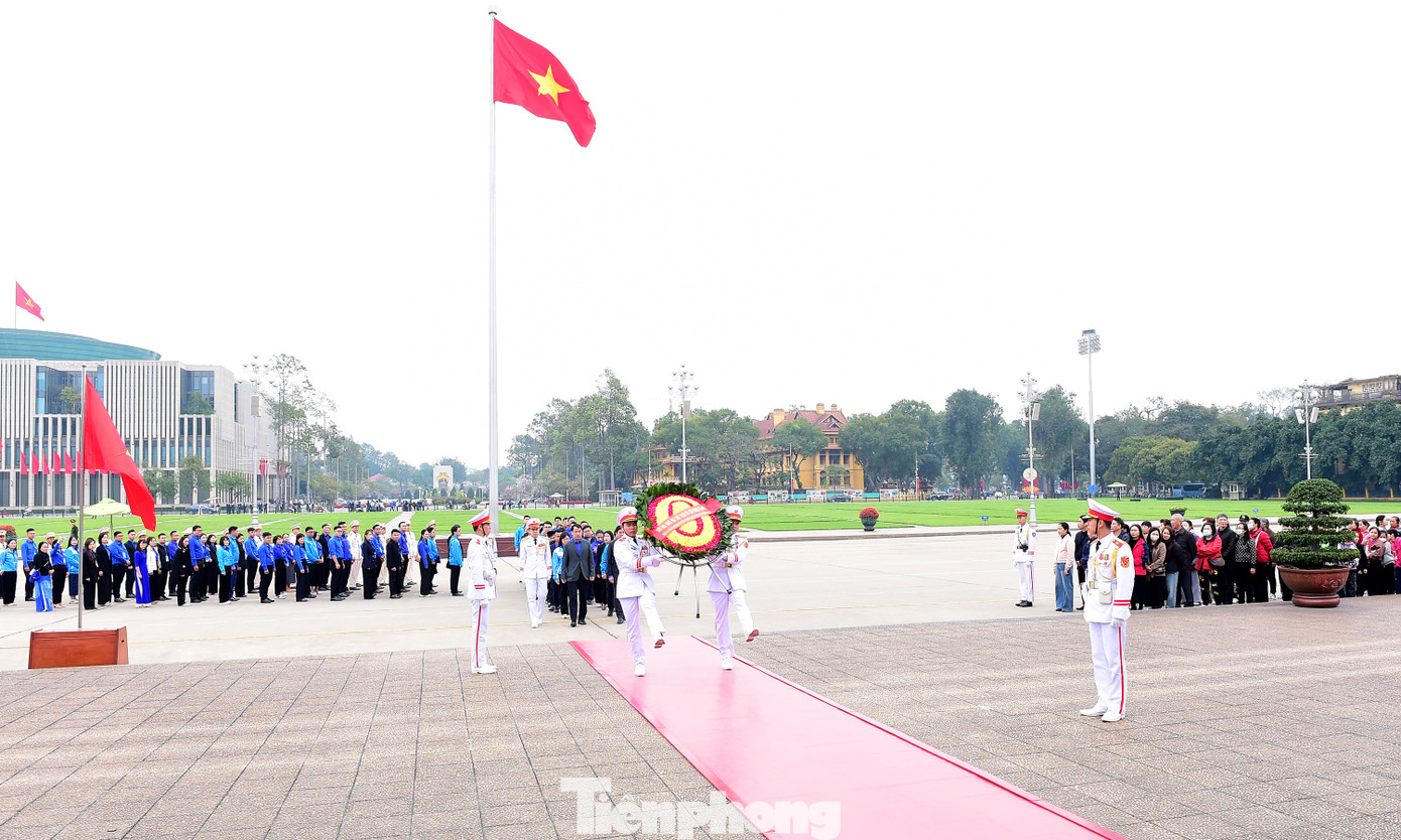 Đoàn đại biểu Giải thưởng Lý Tự Trọng năm 2025 đặt vòng hoa và vào Lăng viếng Chủ tịch Hồ Chí Minh. Ảnh: Xuân Tùng Đoàn đại biểu Giải thưởng Lý Tự Trọng năm 2025 đặt vòng hoa và vào Lăng viếng Chủ tịch Hồ Chí Minh. Ảnh: Xuân Tùng