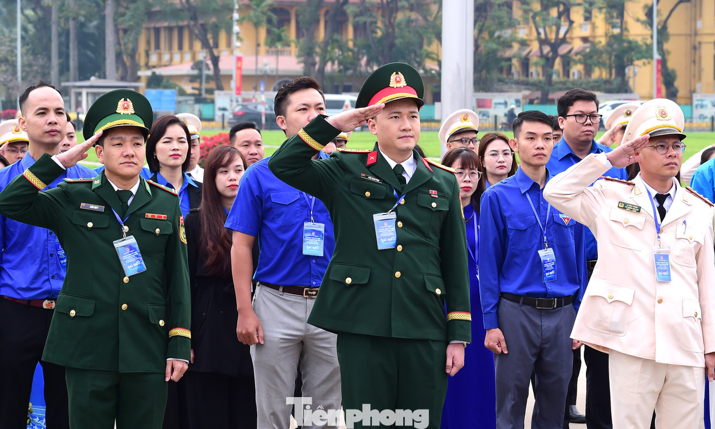 Các đại biểu nghiêm trang thực hiện nghi thức chào cờ tại lễ báo công dâng Bác. Ảnh: Xuân Tùng Các đại biểu nghiêm trang thực hiện nghi thức chào cờ tại lễ báo công dâng Bác. Ảnh: Xuân Tùng