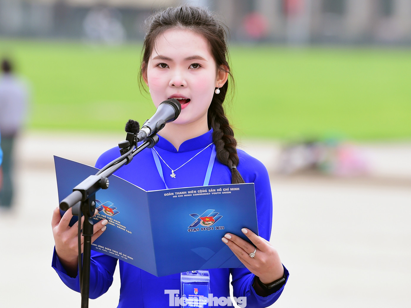 Đại biểu Nguyễn Thị Cẩm Ly - Bí thư Chi đoàn 12A6, Đoàn trường THPT Cẩm Bình (thành phố Hà Tĩnh, tỉnh Hà Tĩnh) báo công dâng Bác. Ảnh: Xuân Tùng Đại biểu Nguyễn Thị Cẩm Ly - Bí thư Chi đoàn 12A6, Đoàn trường THPT Cẩm Bình (thành phố Hà Tĩnh, tỉnh Hà Tĩnh) báo công dâng Bác. Ảnh: Xuân Tùng