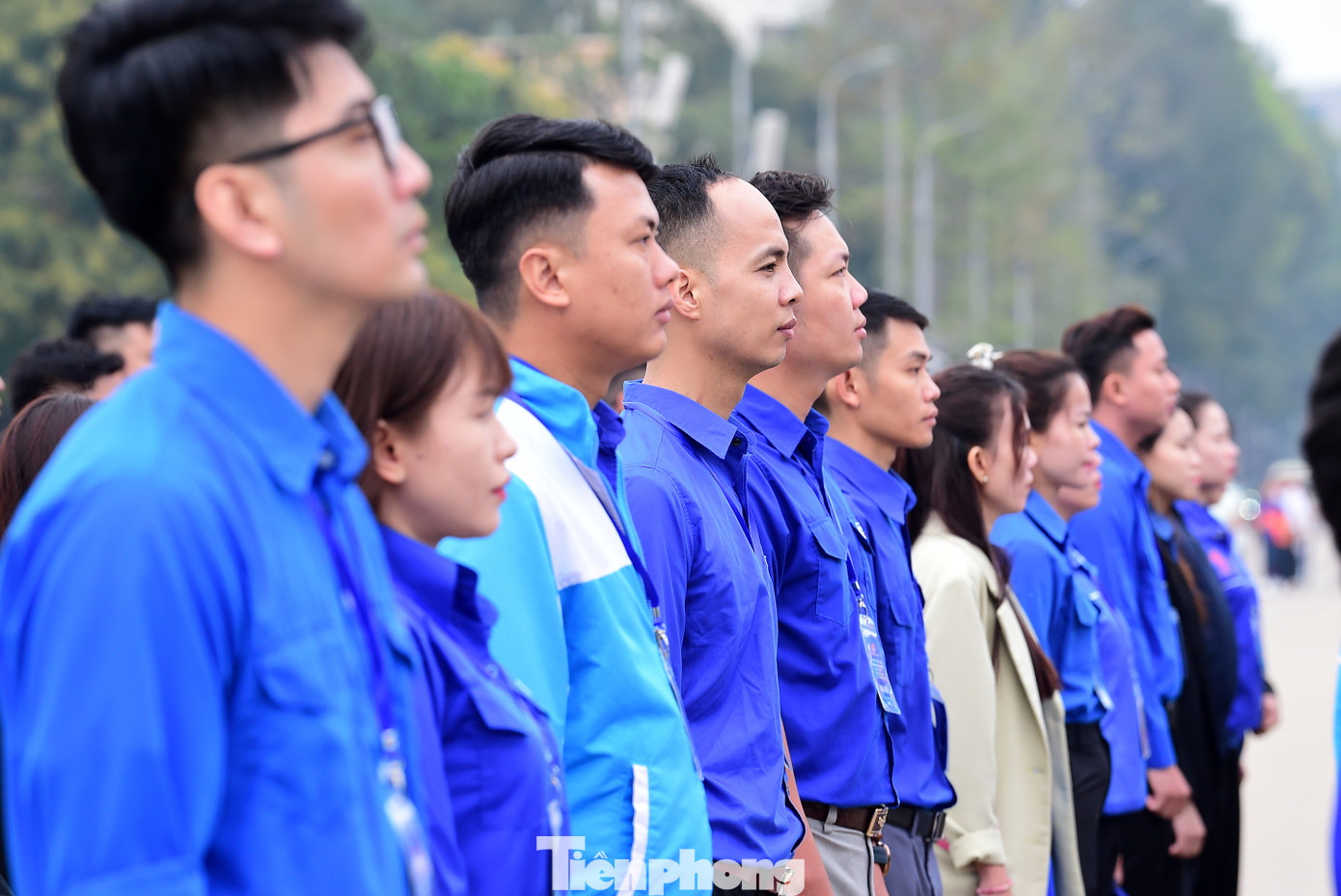 Các đại biểu nghiêm trang thực hiện nghi thức chào cờ tại lễ báo công dâng Bác. Ảnh: Xuân Tùng Các đại biểu nghiêm trang thực hiện nghi thức chào cờ tại lễ báo công dâng Bác. Ảnh: Xuân Tùng