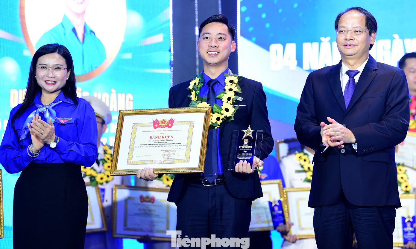 Đại biểu lãnh đạo Đảng, Nhà nước, Trung ương Đoàn trao Giải thưởng Lý Tự Trọng cho các cán bộ Đoàn tiêu biểu. Đại biểu lãnh đạo Đảng, Nhà nước, Trung ương Đoàn trao Giải thưởng Lý Tự Trọng cho các cán bộ Đoàn tiêu biểu.