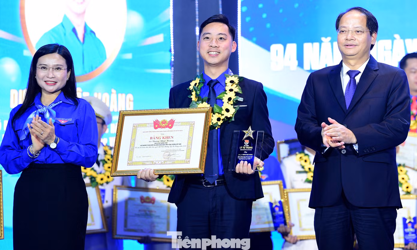 Đại biểu lãnh đạo Đảng, Nhà nước, Trung ương Đoàn trao Giải thưởng Lý Tự Trọng cho các cán bộ Đoàn tiêu biểu.