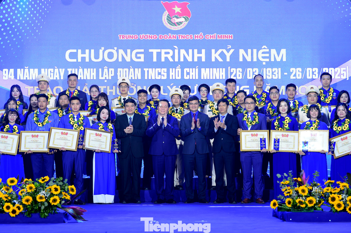 Ủy viên Bộ Chính trị, Bí thư Trung ương Đảng, Trưởng ban Tuyên giáo và Dân vận Trung ương Nguyễn Trọng Nghĩa và các đồng chí lãnh đạo trao khen thưởng các cá nhân đạt Giải thưởng Lý Tự Trọng năm 2025. Ảnh: Xuân Tùng