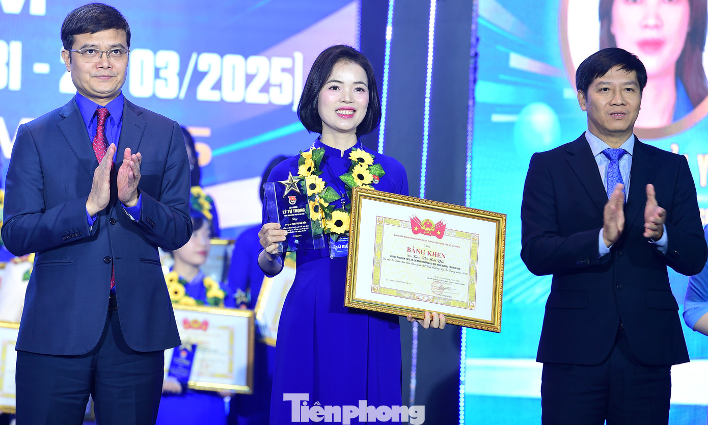 Đại biểu lãnh đạo Đảng, Nhà nước, Trung ương Đoàn trao Giải thưởng Lý Tự Trọng cho các cán bộ Đoàn tiêu biểu. Đại biểu lãnh đạo Đảng, Nhà nước, Trung ương Đoàn trao Giải thưởng Lý Tự Trọng cho các cán bộ Đoàn tiêu biểu.