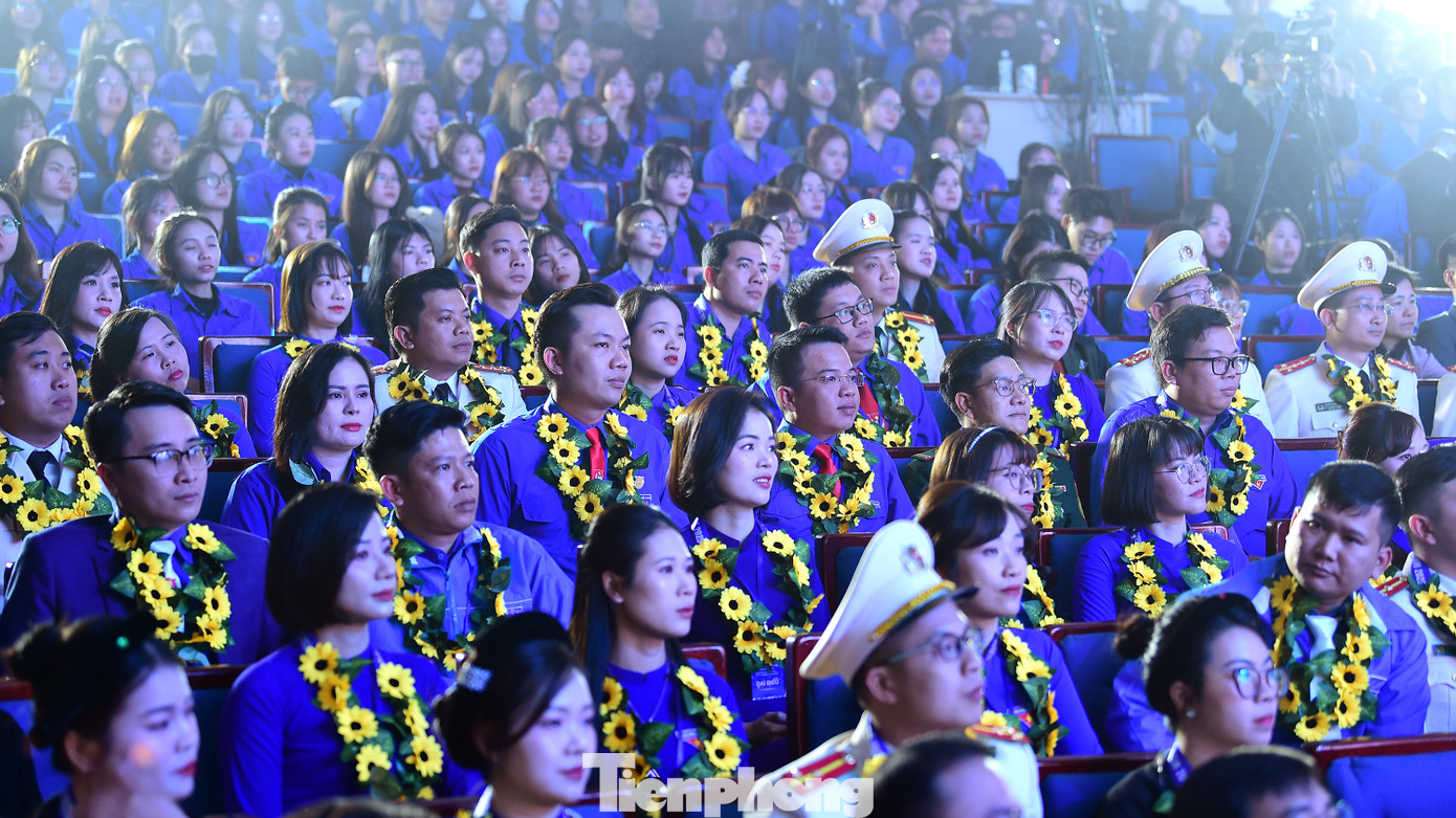 Các cán bộ Đoàn xuất sắc được tuyên dương tại Giải thưởng Lý Tự Trọng năm 2025. Các cán bộ Đoàn xuất sắc được tuyên dương tại Giải thưởng Lý Tự Trọng năm 2025.