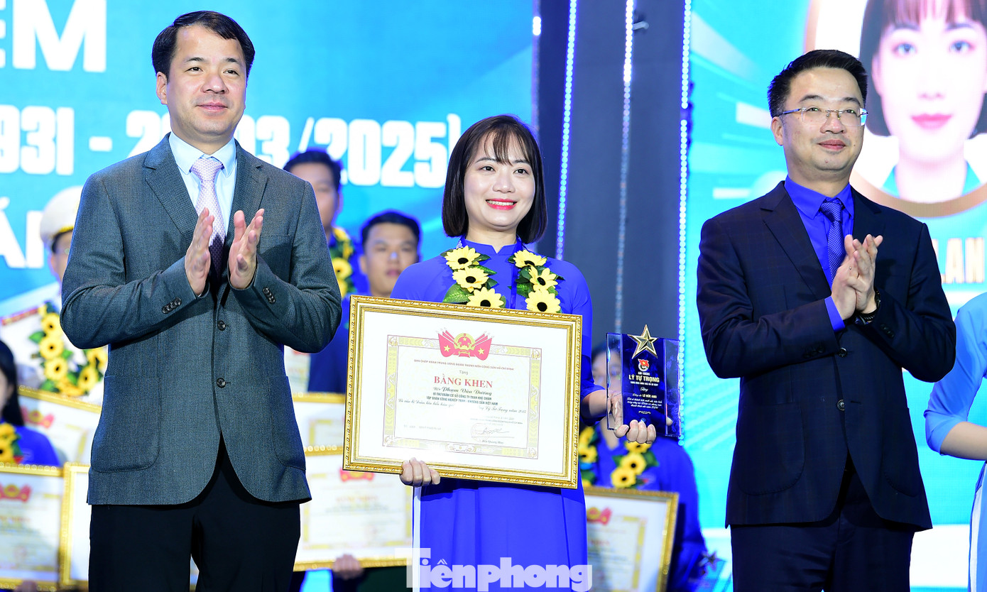 Đại biểu lãnh đạo Đảng, Nhà nước, Trung ương Đoàn trao Giải thưởng Lý Tự Trọng cho các cán bộ Đoàn tiêu biểu. Đại biểu lãnh đạo Đảng, Nhà nước, Trung ương Đoàn trao Giải thưởng Lý Tự Trọng cho các cán bộ Đoàn tiêu biểu.