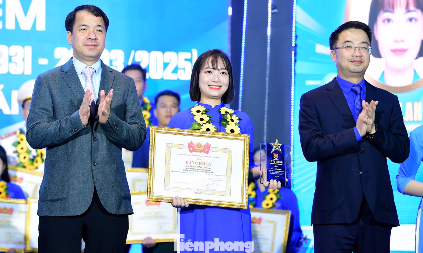 Đại biểu lãnh đạo Đảng, Nhà nước, Trung ương Đoàn trao Giải thưởng Lý Tự Trọng cho các cán bộ Đoàn tiêu biểu.