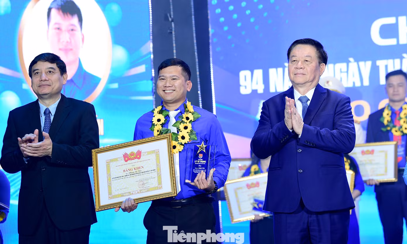 Đại biểu lãnh đạo Đảng, Nhà nước, Trung ương Đoàn trao Giải thưởng Lý Tự Trọng cho các cán bộ Đoàn tiêu biểu.