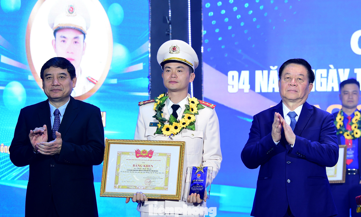 Ông Nguyễn Trọng Nghĩa và ông Nguyễn Đắc Vinh trao Giải thưởng Lý Tự Trọng 2025 cho các cán bộ Đoàn tiêu biểu. Ông Nguyễn Trọng Nghĩa và ông Nguyễn Đắc Vinh trao Giải thưởng Lý Tự Trọng 2025 cho các cán bộ Đoàn tiêu biểu.