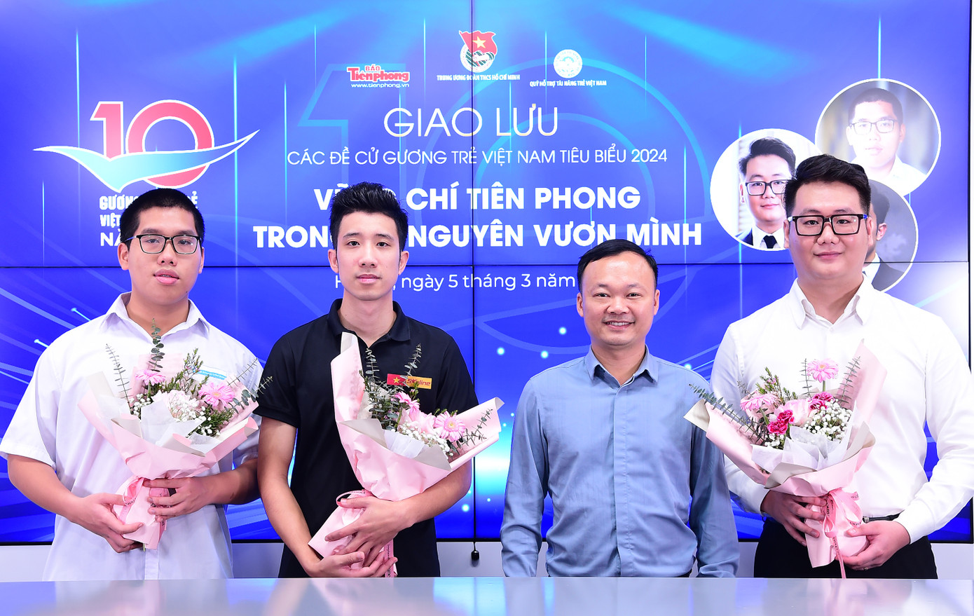 Anh Phạm Tuấn Anh - Ủy viên Ban Chấp hành T.Ư Đoàn, Phó Trưởng Ban Thanh niên Báo Tiền Phong, tặng hoa các khách mời tham gia giao lưu.