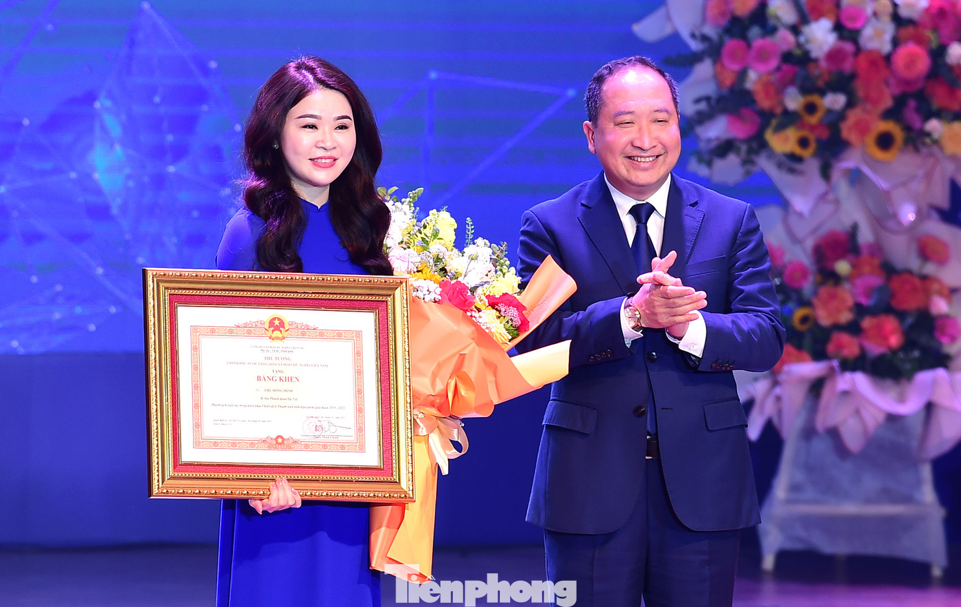 Dịp này, Thủ tướng Chính phủ đã tặng Bằng khen cho Bí thư Thành Đoàn Hà Nội Chu Hồng Minh vì những thành tích xuất sắc trong công tác triển khai Chiến dịch thanh niên tình nguyện hè, giai đoạn 2019-2023. Thừa uỷ quyền, Vụ trưởng Vụ Đoàn thể nhân dân, Ban Tuyên giáo và Dân vận Trung ương Vi Tư Liệu trao Bằng khen của Thủ tướng Chính phủ cho Bí thư Thành Đoàn Hà Nội Chu Hồng Minh.