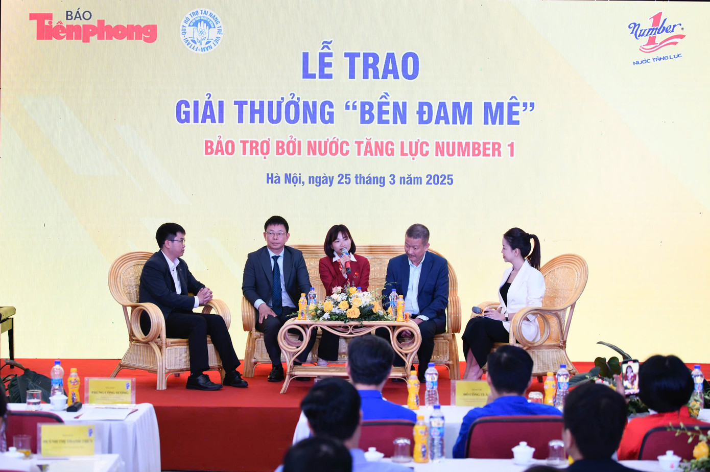Vận động viên Nguyễn Thị Oanh (áo đỏ) và các đại biểu giao lưu tại chương trình. Ảnh: Như Ý