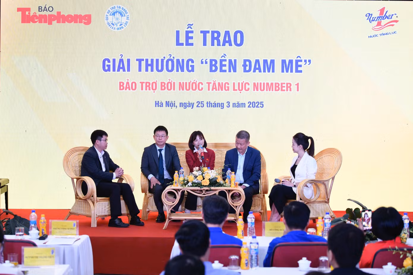 Vận động viên Nguyễn Thị Oanh (áo đỏ) và các đại biểu giao lưu tại chương trình. Ảnh: Như Ý Vận động viên Nguyễn Thị Oanh (áo đỏ) và các đại biểu giao lưu tại chương trình. Ảnh: Như Ý