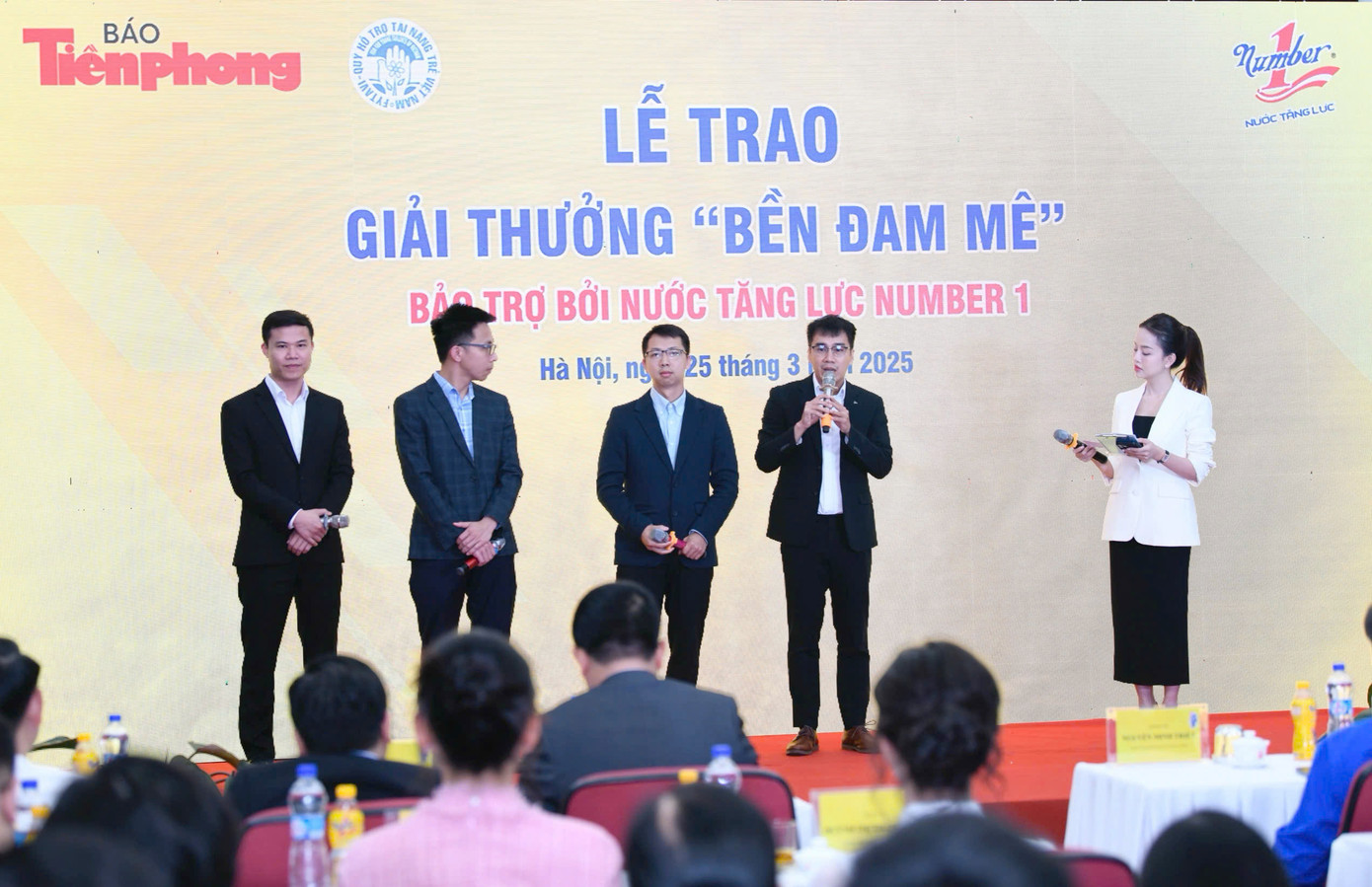 Các cá nhân đạt giải thưởng "Bền Đam Mê" giao lưu tại lễ trao giải. Ảnh: Như Ý