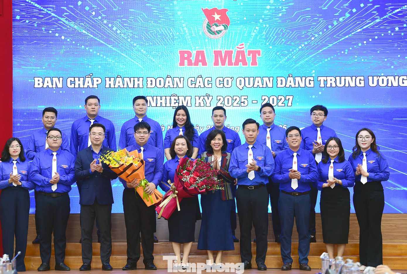 Phó Bí thư Đảng ủy các cơ quan Đảng Trung ương Nguyễn Thị Hoàng Vân và Bí thư T.Ư Đoàn Nguyễn Tường Lâm tặng hoa chúc mừng Ban Chấp hành Đoàn các cơ quan Đảng Trung ương nhiệm kỳ 2025 - 2027. Ảnh: Xuân Tùng Phó Bí thư Đảng ủy các cơ quan Đảng Trung ương Nguyễn Thị Hoàng Vân và Bí thư T.Ư Đoàn Nguyễn Tường Lâm tặng hoa chúc mừng Ban Chấp hành Đoàn các cơ quan Đảng Trung ương nhiệm kỳ 2025 - 2027. Ảnh: Xuân Tùng