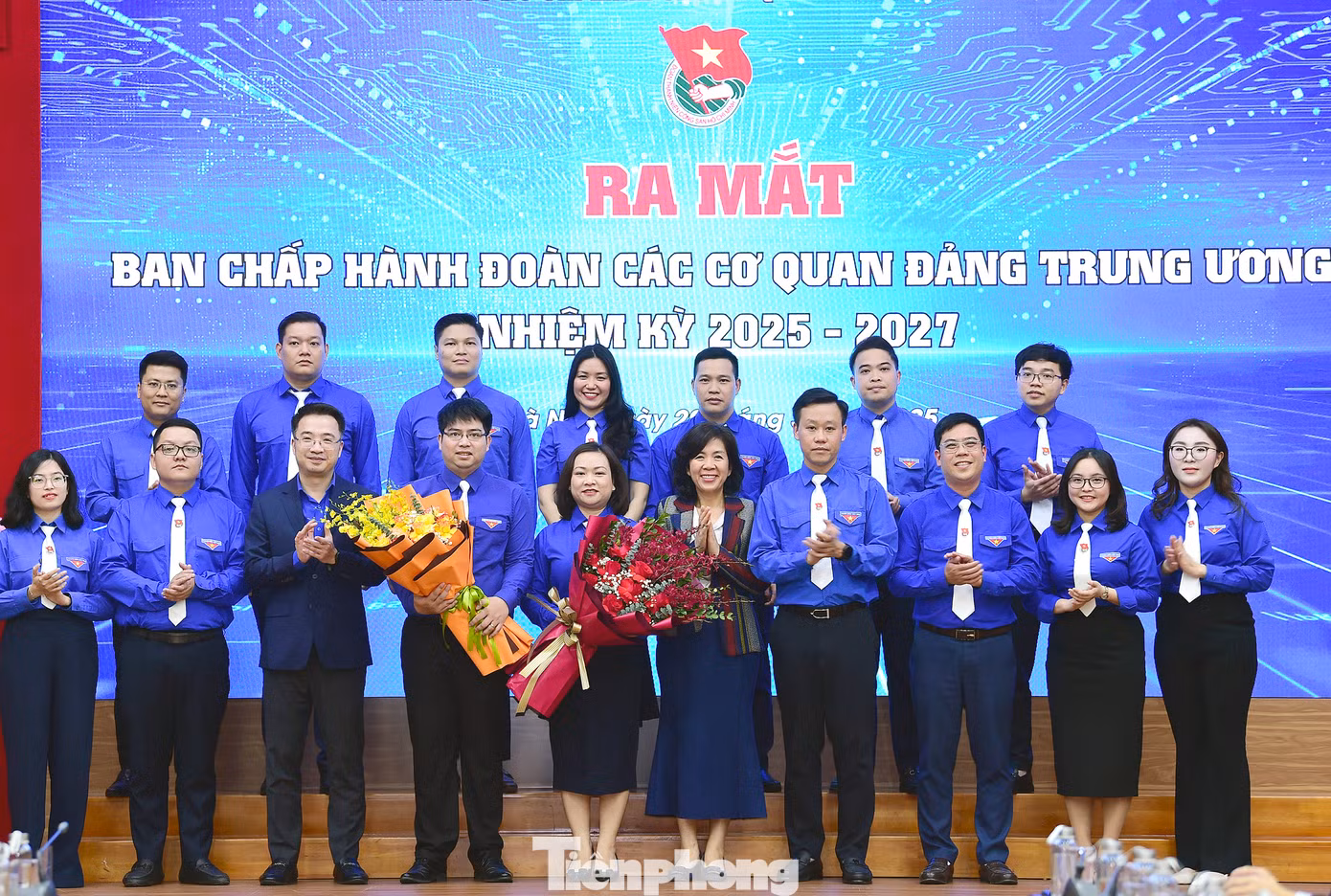 Phó Bí thư Đảng ủy các cơ quan Đảng Trung ương Nguyễn Thị Hoàng Vân và Bí thư T.Ư Đoàn Nguyễn Tường Lâm tặng hoa chúc mừng Ban Chấp hành Đoàn các cơ quan Đảng Trung ương nhiệm kỳ 2025 - 2027. Ảnh: Xuân Tùng