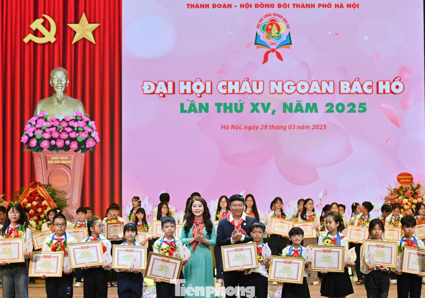 Phó Chủ tịch Ủy ban MTTQ Việt Nam TP Hà Nội Phạm Anh Tuấn và Bí thư Thành Đoàn Hà Nội Chu Hồng Minh trao khen thưởng tới các em thiếu nhi. Phó Chủ tịch Ủy ban MTTQ Việt Nam TP Hà Nội Phạm Anh Tuấn và Bí thư Thành Đoàn Hà Nội Chu Hồng Minh trao khen thưởng tới các em thiếu nhi.