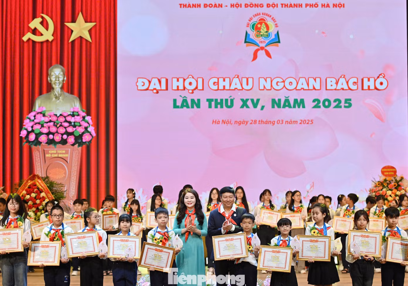 Phó Chủ tịch Ủy ban MTTQ Việt Nam TP Hà Nội Phạm Anh Tuấn và Bí thư Thành Đoàn Hà Nội Chu Hồng Minh trao khen thưởng tới các em thiếu nhi.