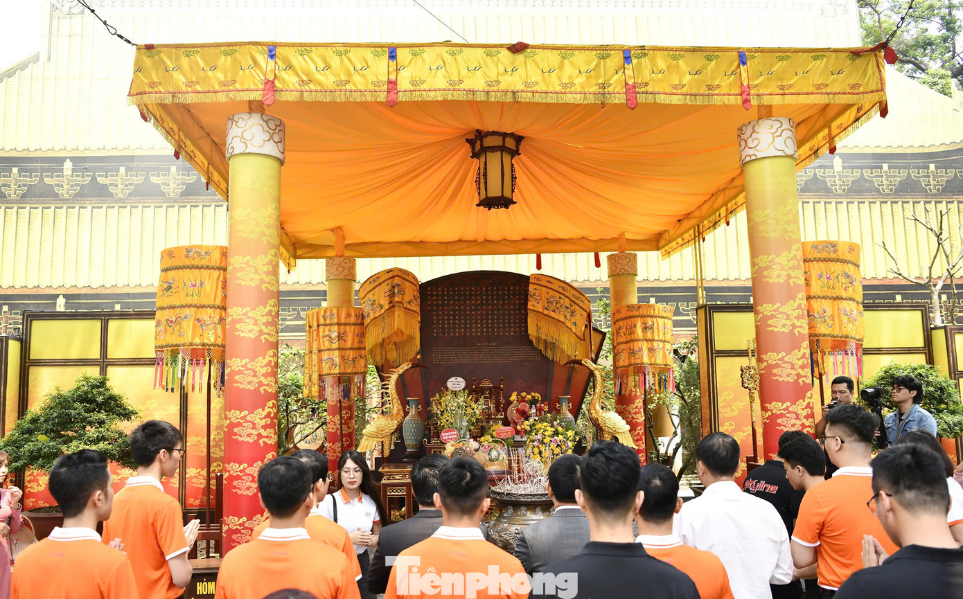 Lãnh đạo Báo Tiền Phong, Quỹ Hỗ trợ Tài năng trẻ Việt Nam và các đại biểu Gương mặt trẻ Việt Nam tiêu biểu, triển vọng năm 2024 (áo cam) dâng hương tại Điện Kính Thiên. Lãnh đạo Báo Tiền Phong, Quỹ Hỗ trợ Tài năng trẻ Việt Nam và các đại biểu Gương mặt trẻ Việt Nam tiêu biểu, triển vọng năm 2024 (áo cam) dâng hương tại Điện Kính Thiên.