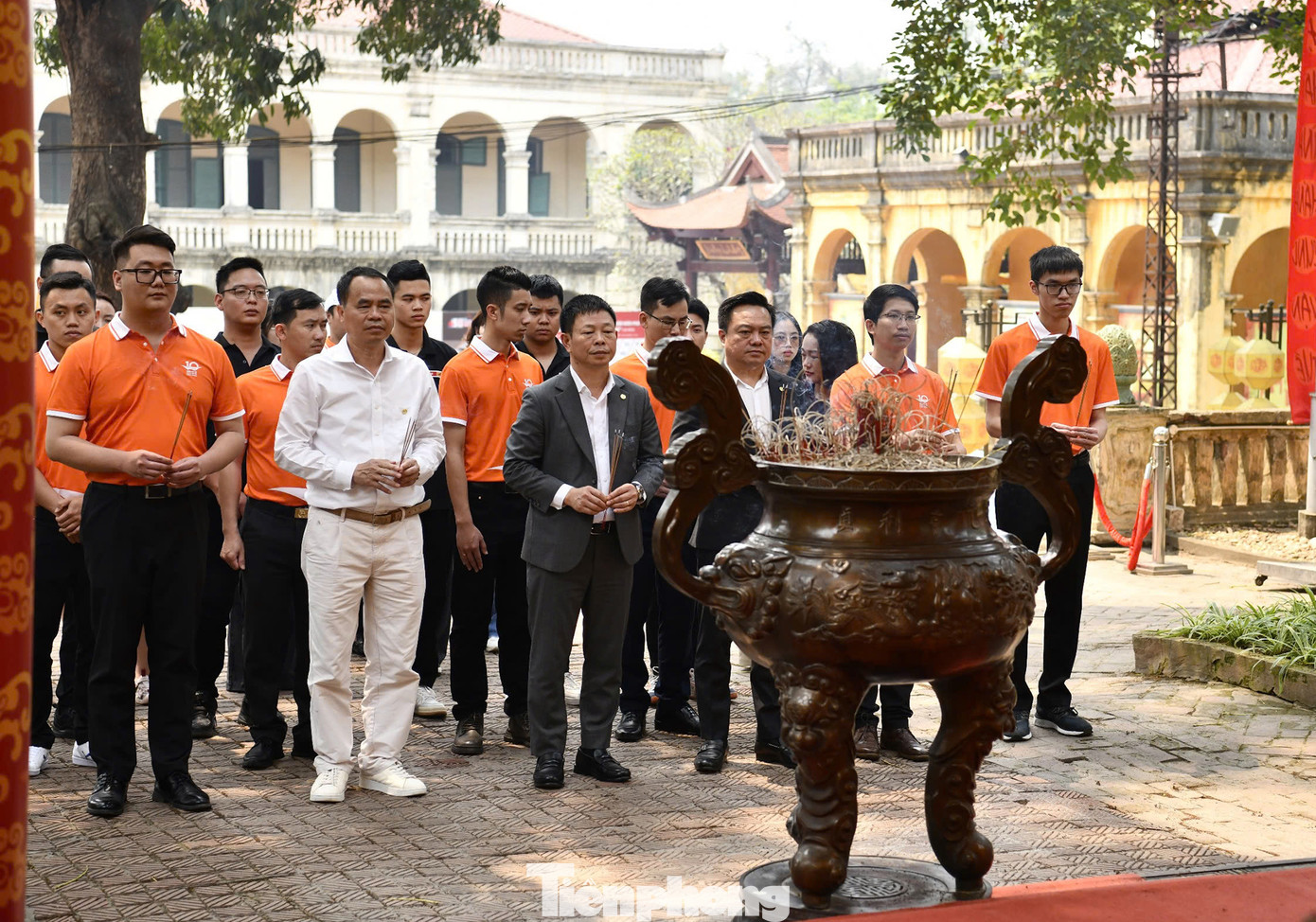 Lãnh đạo Báo Tiền Phong, Quỹ Hỗ trợ Tài năng trẻ Việt Nam và các đại biểu Gương mặt trẻ Việt Nam tiêu biểu, triển vọng năm 2024 (áo cam) dâng hương tại Điện Kính Thiên. Lãnh đạo Báo Tiền Phong, Quỹ Hỗ trợ Tài năng trẻ Việt Nam và các đại biểu Gương mặt trẻ Việt Nam tiêu biểu, triển vọng năm 2024 (áo cam) dâng hương tại Điện Kính Thiên.