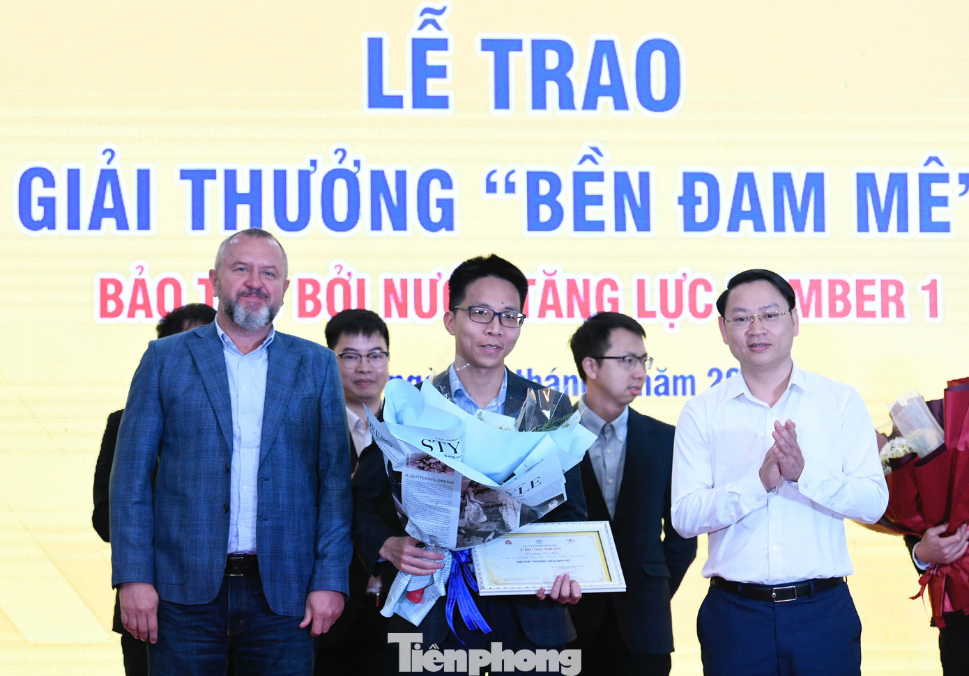 TS. Lương Văn Thiện nhận giải thưởng "Bền Đam Mê" TS. Lương Văn Thiện nhận giải thưởng "Bền Đam Mê"