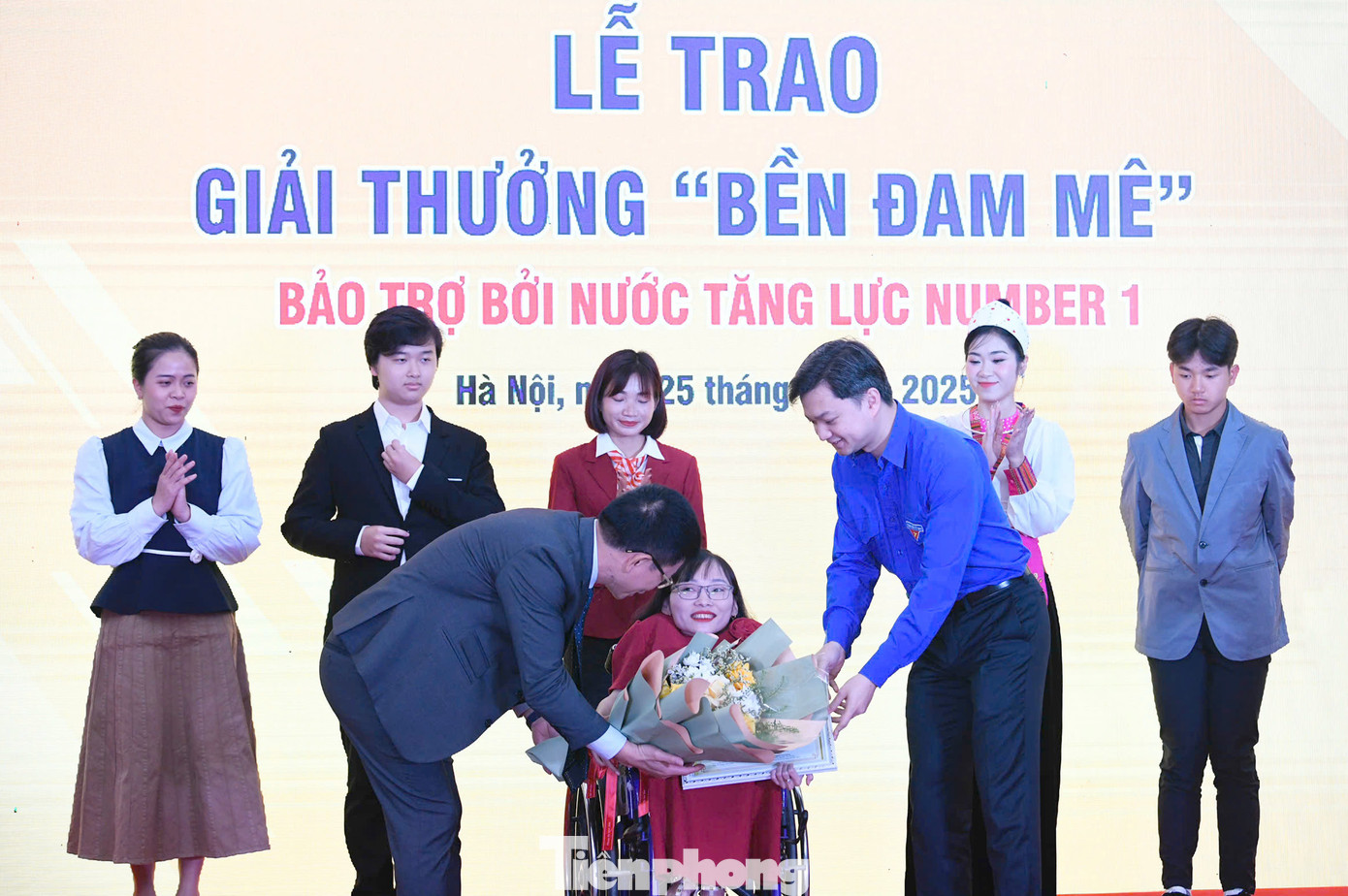 Ban Tổ chức trao tặng Giải thưởng "Bền Đam Mê" cho Nguyễn Thị Ngọc Tâm Ban Tổ chức trao tặng Giải thưởng "Bền Đam Mê" cho Nguyễn Thị Ngọc Tâm