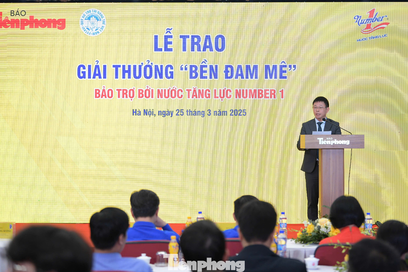 Tổng Biên tập Báo Tiền Phong Phùng Công Sưởng phát biểu tại lễ trao giải. Tổng Biên tập Báo Tiền Phong Phùng Công Sưởng phát biểu tại lễ trao giải.