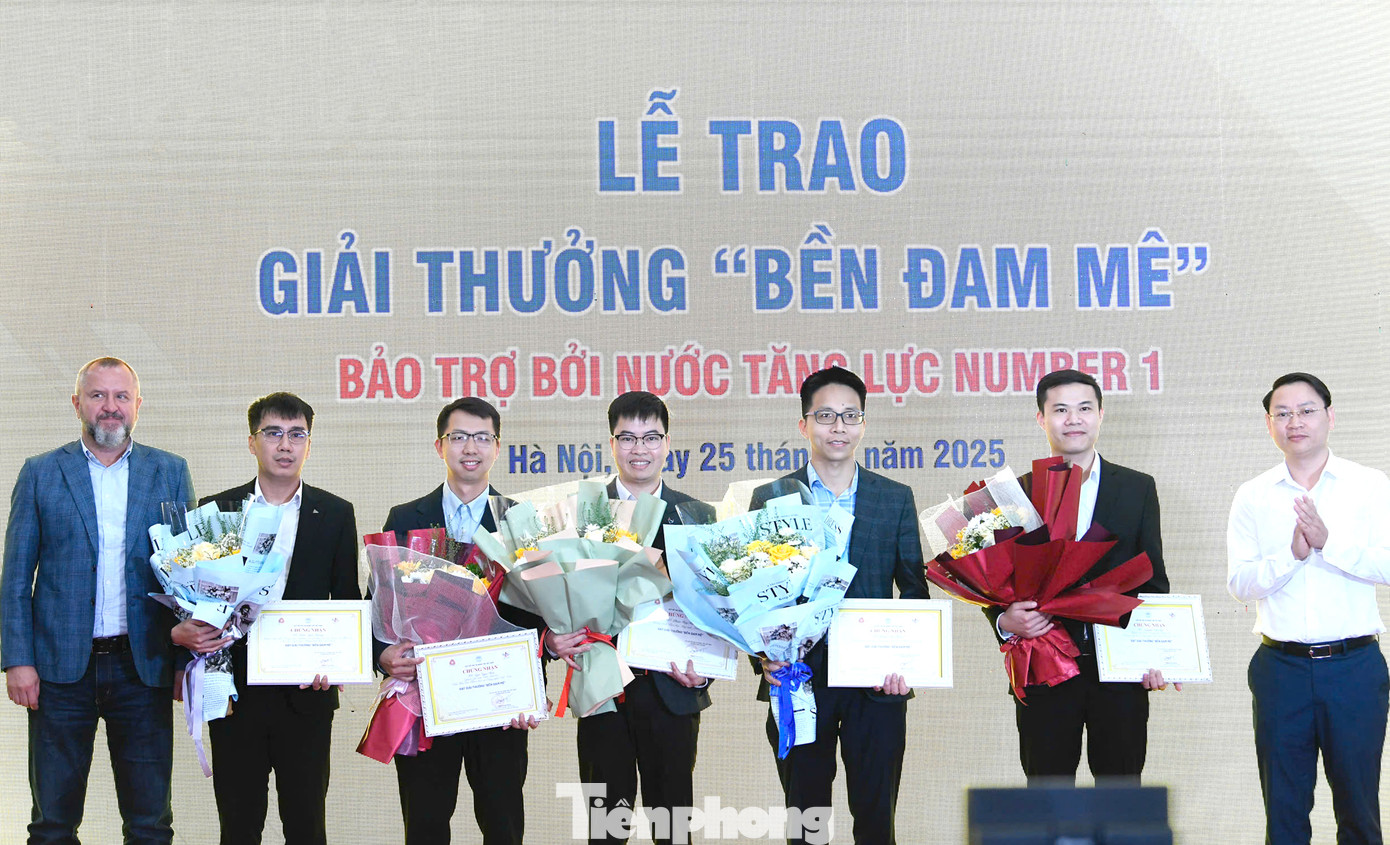 Giám đốc Trung tâm Phát triển KHCN và Tài năng trẻ Trần Hữu và Tổng Giám đốc Marketing Công ty TNHH sản xuất thương mại dịch vụ Number One Andrzej Tomasz Bialasiewicz trao Giải thưởng "Bền Đam Mê" cho các cá nhân lĩnh vực Khoa học công nghệ. Giám đốc Trung tâm Phát triển KHCN và Tài năng trẻ Trần Hữu và Tổng Giám đốc Marketing Công ty TNHH sản xuất thương mại dịch vụ Number One Andrzej Tomasz Bialasiewicz trao Giải thưởng "Bền Đam Mê" cho các cá nhân lĩnh vực Khoa học công nghệ.
