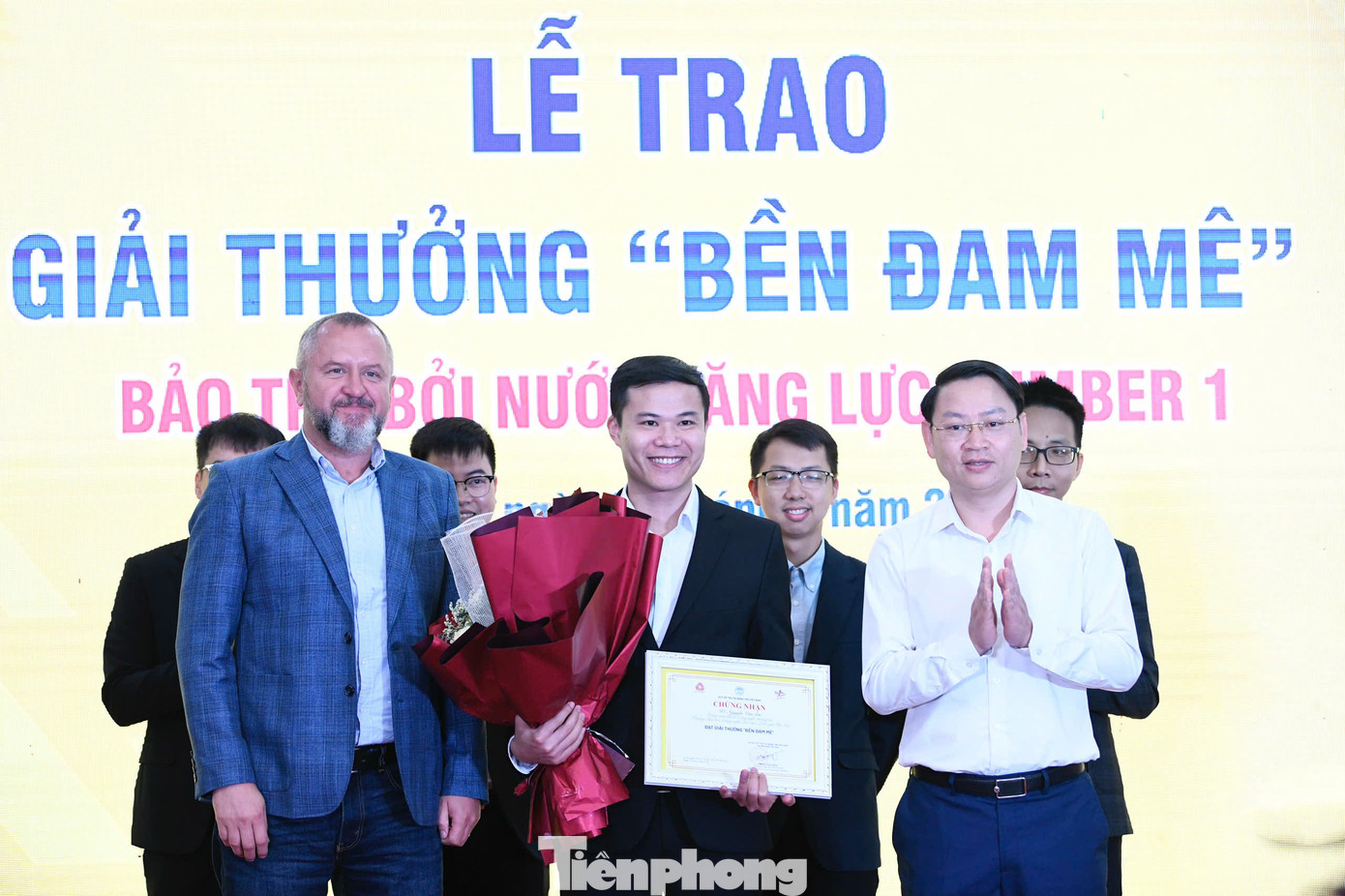 TS. Nguyễn Văn Sơn nhận giải thưởng "Bền Đam Mê" TS. Nguyễn Văn Sơn nhận giải thưởng "Bền Đam Mê"