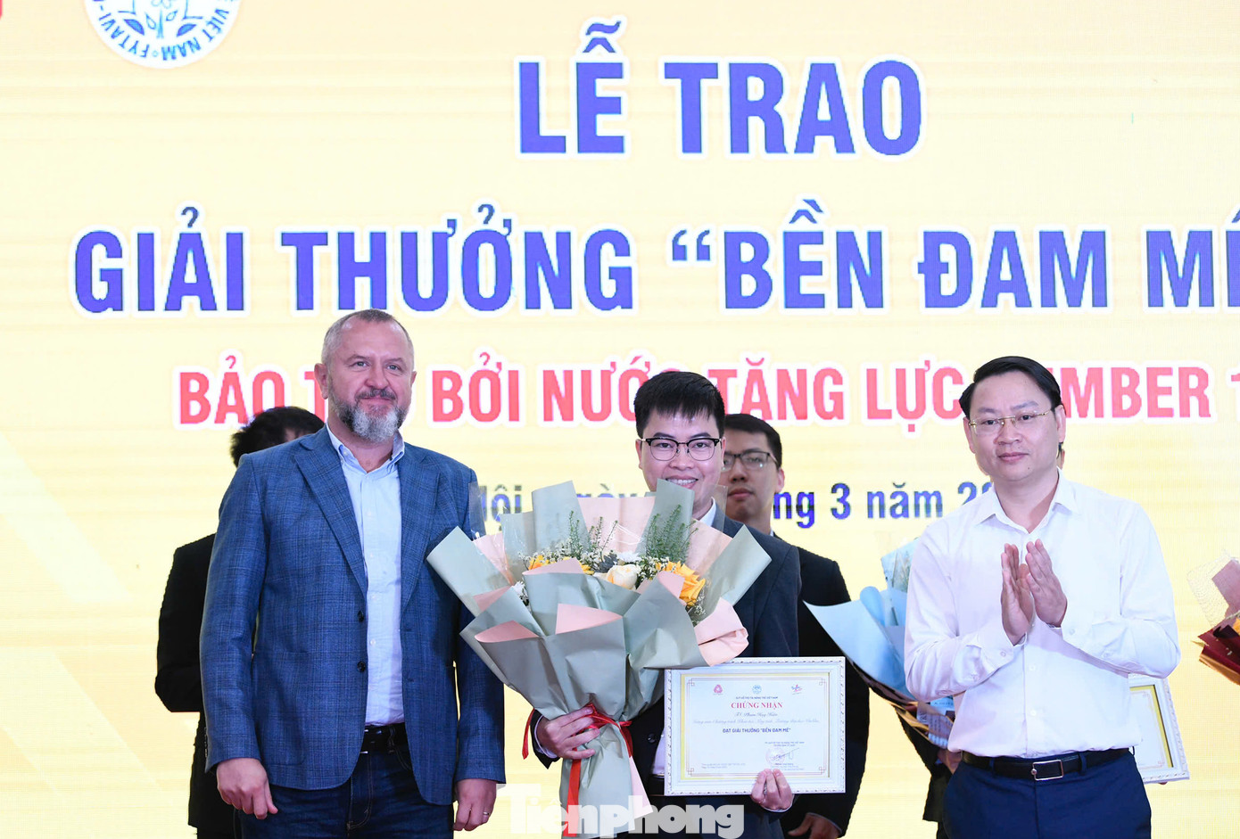 TS. Phạm Huy Hiệu nhận giải thưởng "Bền Đam Mê" TS. Phạm Huy Hiệu nhận giải thưởng "Bền Đam Mê"