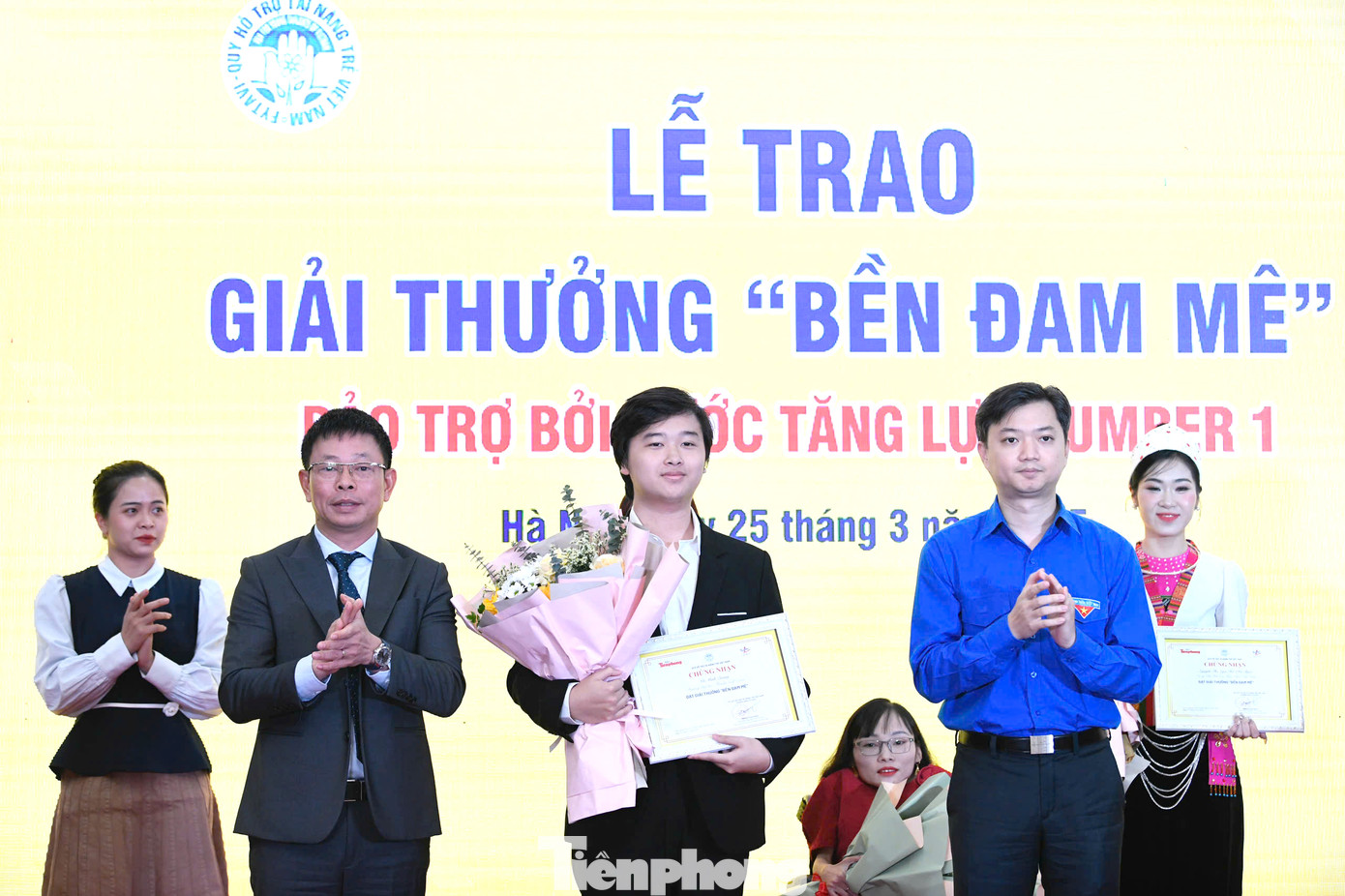 Ban Tổ chức trao tặng Giải thưởng "Bền Đam Mê" cho nghệ sĩ Võ Minh Quang Ban Tổ chức trao tặng Giải thưởng "Bền Đam Mê" cho nghệ sĩ Võ Minh Quang