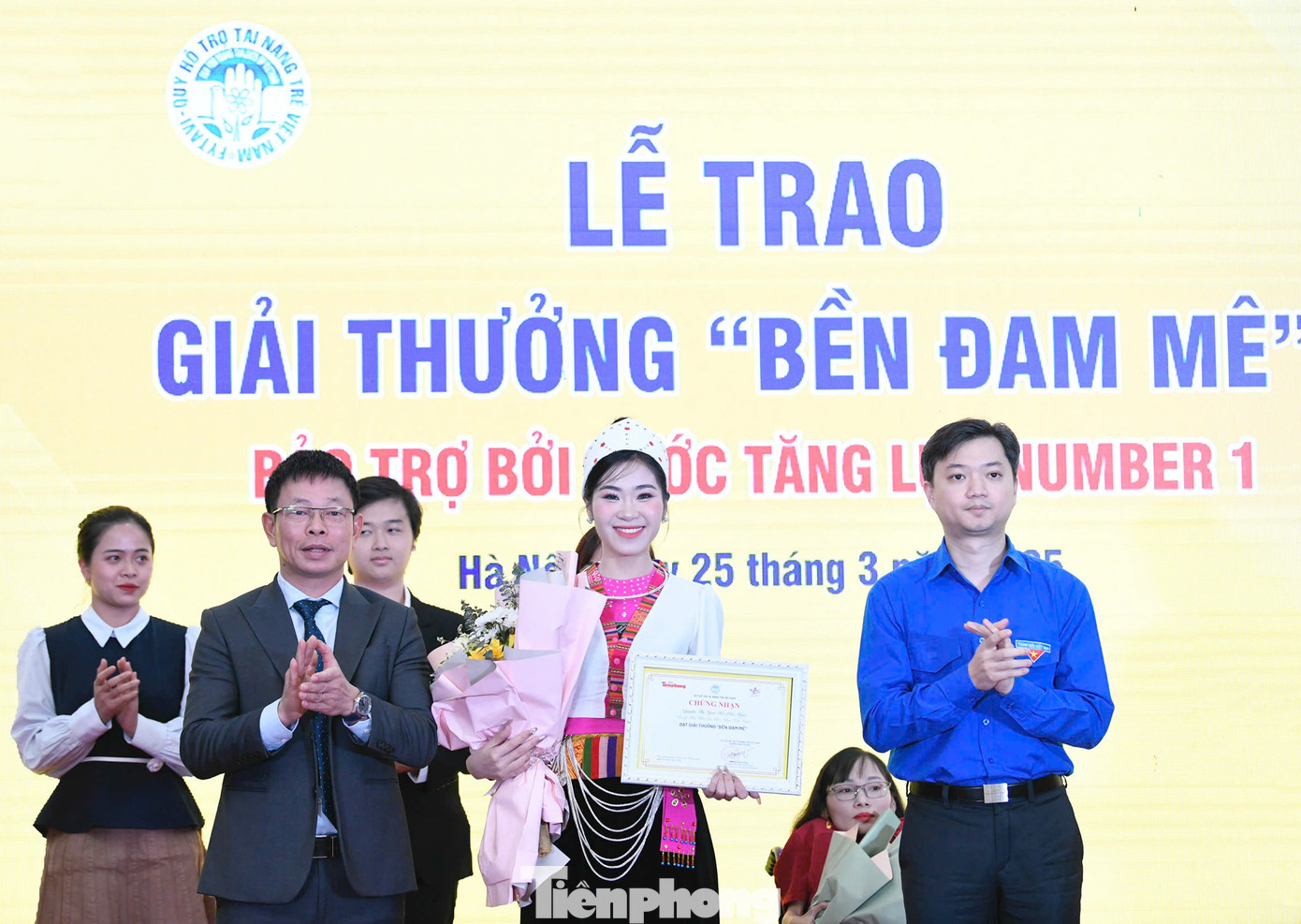 Ban Tổ chức trao tặng Giải thưởng "Bền Đam Mê" cho ca sĩ Nguyễn Thị Ngọc Hà Ban Tổ chức trao tặng Giải thưởng "Bền Đam Mê" cho ca sĩ Nguyễn Thị Ngọc Hà