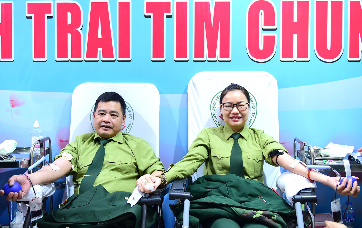 Vợ chồng anh Nguyễn Hoàng Anh cùng công tác tại Học viện Hậu cần, hiến máu tại chương trình. Trong số nhiều lần thực hiện nghĩa cử cao đẹp, đây là lần đầu tiên vợ chồng anh Hoàng Anh có dịp cùng nhau.