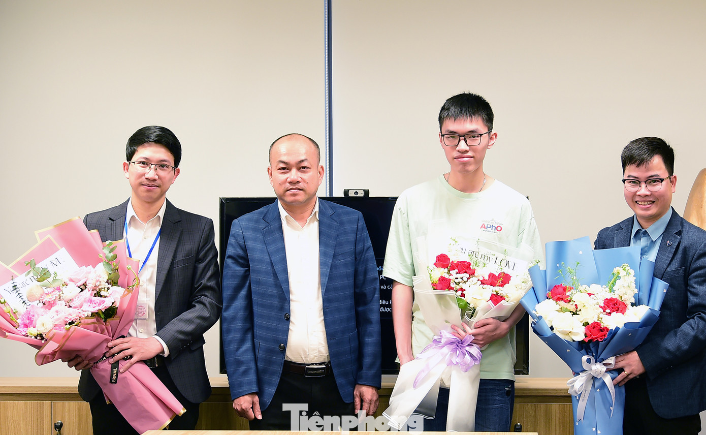 Phó Tổng biên tập Báo VietNamNet Lê Thế Vinh tặng hoa chúc mừng 3 đề cử Giải thưởng Gương mặt trẻ Việt Nam tiêu biểu năm 2024 tham gia giao lưu trực tuyến với độc giả. Ảnh: Xuân Tùng