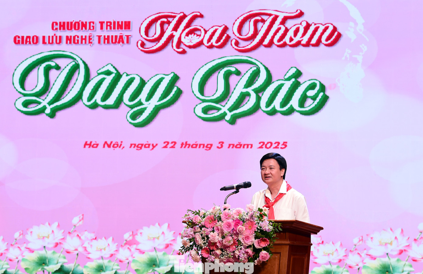 Phát biểu tại chương trình, chị Chu Hồng Minh – Bí thư Thành Đoàn Hà Nội và anh Trần Ngọc Nam – Bí thư Tỉnh Đoàn Hà Nam cho biết, chương trình giao lưu nghệ thuật “Hoa thơm dâng Bác” nhằm chào mừng Đại hội Cháu ngoan Bác Hồ Thành phố Hà Nội lần thứ XV, chào mừng Đại hội Cháu ngoan Bác Hồ tỉnh Hà Nam lần thứ XI và hướng tới Đại hội Cháu ngoan Bác Hồ toàn quốc lần thứ X năm 2025. Đây là hoạt động cụ thể hoá chương trình phối hợp giữa Thành Đoàn Hà Nội và Tỉnh Đoàn Hà Nam giai đoạn 2024 – 2027. Ảnh: Xuân Tùng