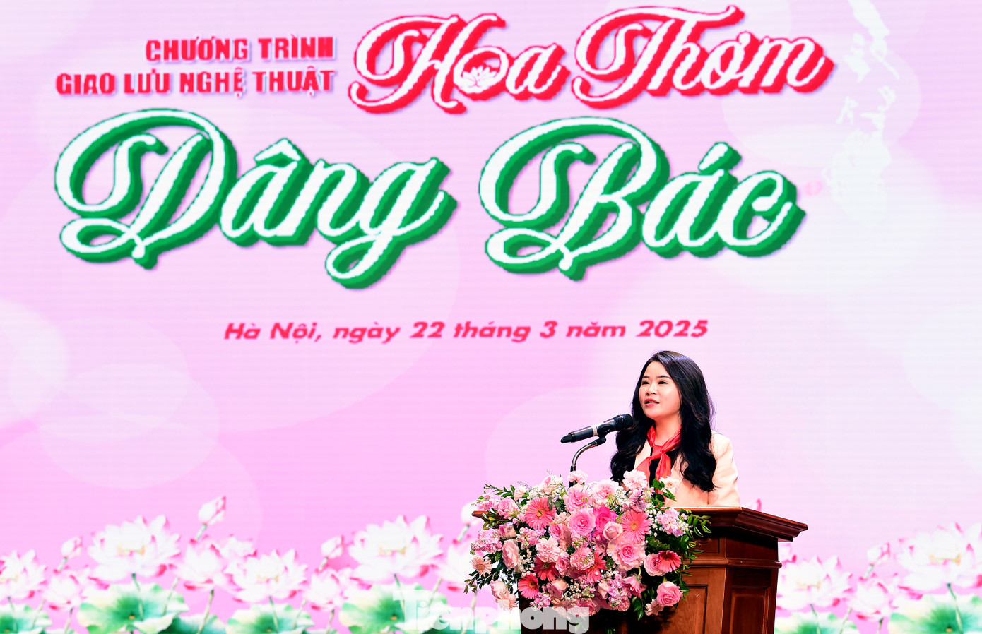 Phát biểu tại chương trình, chị Chu Hồng Minh – Bí thư Thành Đoàn Hà Nội và anh Trần Ngọc Nam – Bí thư Tỉnh Đoàn Hà Nam cho biết, chương trình giao lưu nghệ thuật “Hoa thơm dâng Bác” nhằm chào mừng Đại hội Cháu ngoan Bác Hồ Thành phố Hà Nội lần thứ XV, chào mừng Đại hội Cháu ngoan Bác Hồ tỉnh Hà Nam lần thứ XI và hướng tới Đại hội Cháu ngoan Bác Hồ toàn quốc lần thứ X năm 2025. Đây là hoạt động cụ thể hoá chương trình phối hợp giữa Thành Đoàn Hà Nội và Tỉnh Đoàn Hà Nam giai đoạn 2024 – 2027. Ảnh: Xuân Tùng