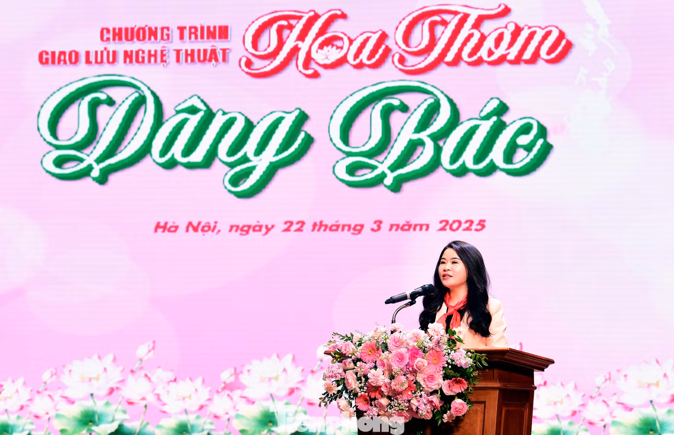 Phát biểu tại chương trình, chị Chu Hồng Minh – Bí thư Thành Đoàn Hà Nội và anh Trần Ngọc Nam – Bí thư Tỉnh Đoàn Hà Nam cho biết, chương trình giao lưu nghệ thuật “Hoa thơm dâng Bác” nhằm chào mừng Đại hội Cháu ngoan Bác Hồ Thành phố Hà Nội lần thứ XV, chào mừng Đại hội Cháu ngoan Bác Hồ tỉnh Hà Nam lần thứ XI và hướng tới Đại hội Cháu ngoan Bác Hồ toàn quốc lần thứ X năm 2025. Đây là hoạt động cụ thể hoá chương trình phối hợp giữa Thành Đoàn Hà Nội và Tỉnh Đoàn Hà Nam giai đoạn 2024 – 2027. Ảnh: Xuân Tùng