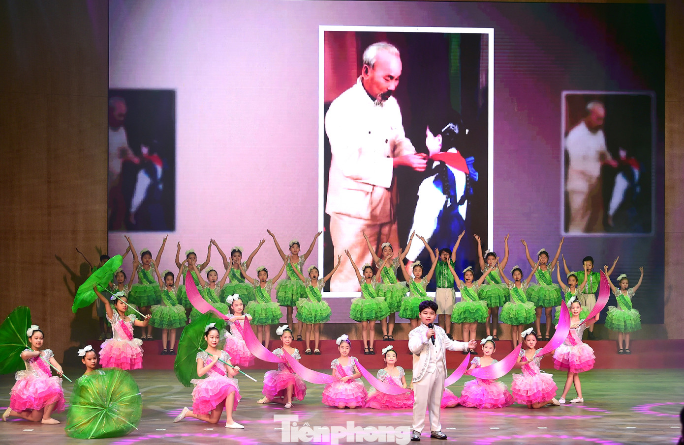 Chiều 22/3, tại Cung Thiếu nhi Hà Nội cơ sở 2, Thành Đoàn Hà Nội và Tỉnh Đoàn Hà Nam tổ chức chương trình giao lưu nghệ thuật “Hoa thơm dâng Bác”. Dự chương trình có anh Hoàng Thái Nam – Phó Trưởng Ban Công tác thiếu nhi T.Ư Đoàn; chị Chu Hồng Minh –Bí thư Thành Đoàn Hà Nội; anh Trần Ngọc Nam – Bí thư Tỉnh Đoàn, Chủ tịch Hội LHTN Việt Nam tỉnh Hà Nam. Cùng gần 300 thiếu nhi tiêu biểu của Hà Nội và Hà Nam. Ảnh: Xuân Tùng