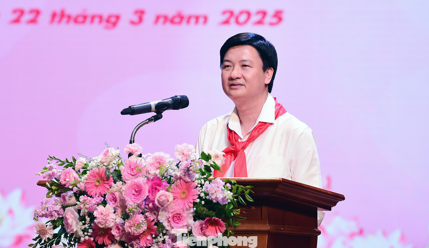 “Chúng ta đang sống trong không khí những ngày tháng Ba lịch sử, kỷ niệm 94 năm Ngày thành lập Đoàn TNCS Hồ Chí Minh và không khí Đại hội Cháu ngoan Bác Hồ các cấp tiến tới Đại hội Cháu ngoan Bác Hồ toàn quốc; kỷ niệm 84 năm ngày thành lập Đội TNTP Hồ Chí Minh. Đã có nhiều hoạt động của Đội trong thời gian qua, thiếu nhi Hà Nam đã cùng nhau thi đua lập thành tích chào mừng những sự kiện ý nghĩa này”, anh Trần Ngọc Nam - Bí thư Tỉnh Đoàn Hà Nam nói.