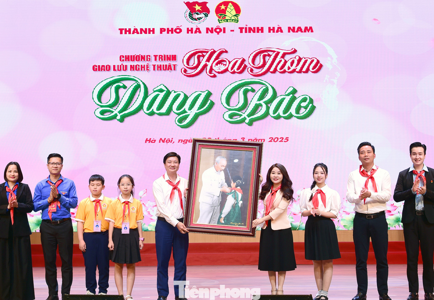 Dịp này, Thành Đoàn - Hội đồng Đội Thành phố Hà Nội đã trao tặng bức tranh lưu niệm Bác Hồ với thiếu nhi cho Tỉnh Đoàn - Hội đồng Đội tỉnh Hà Nam; trao tặng 300 suất quà cho các đại biểu thiếu nhi tham dự giao lưu.