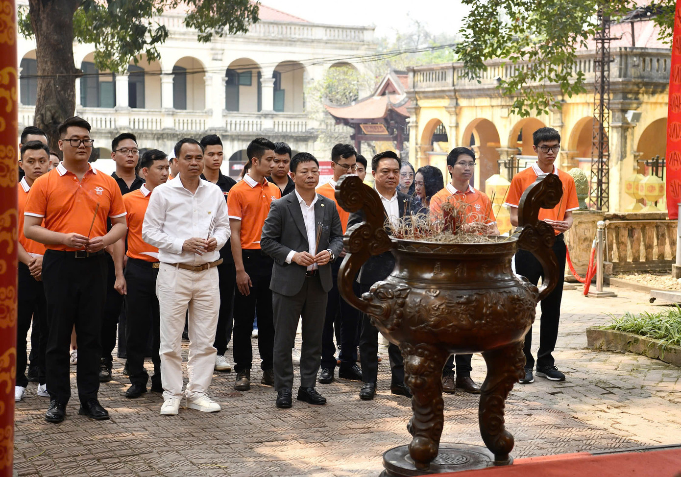 Lãnh đạo Báo Tiền Phong, Quỹ Hỗ trợ Tài năng trẻ Việt Nam và các đại biểu Gương mặt trẻ Việt Nam tiêu biểu, triển vọng năm 2024 (áo cam) dâng hương tại Điện Kính Thiên.