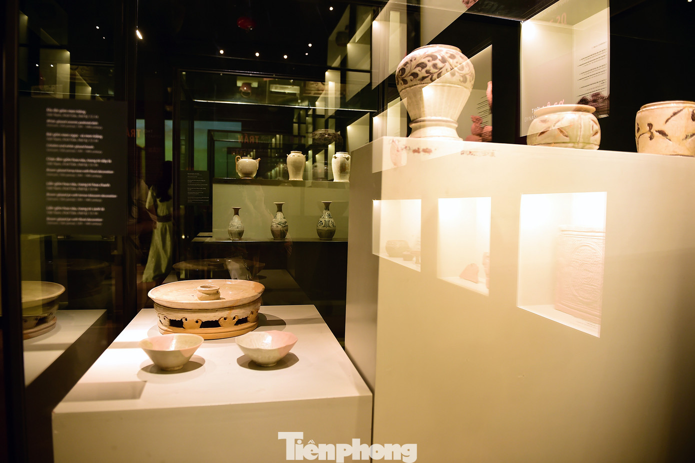 Tại đây, các đại biểu đã được nghe giới thiệu về nhiều hiện vật được trưng bày, trong đó có những hiện vật được công nhận là "Bảo vật quốc gia" như: Lá đề chim phượng Hoàng thành Thăng Long; Đầu Phượng; súng thần công. Tại đây, các đại biểu đã được nghe giới thiệu về nhiều hiện vật được trưng bày, trong đó có những hiện vật được công nhận là "Bảo vật quốc gia" như: Lá đề chim phượng Hoàng thành Thăng Long; Đầu Phượng; súng thần công.