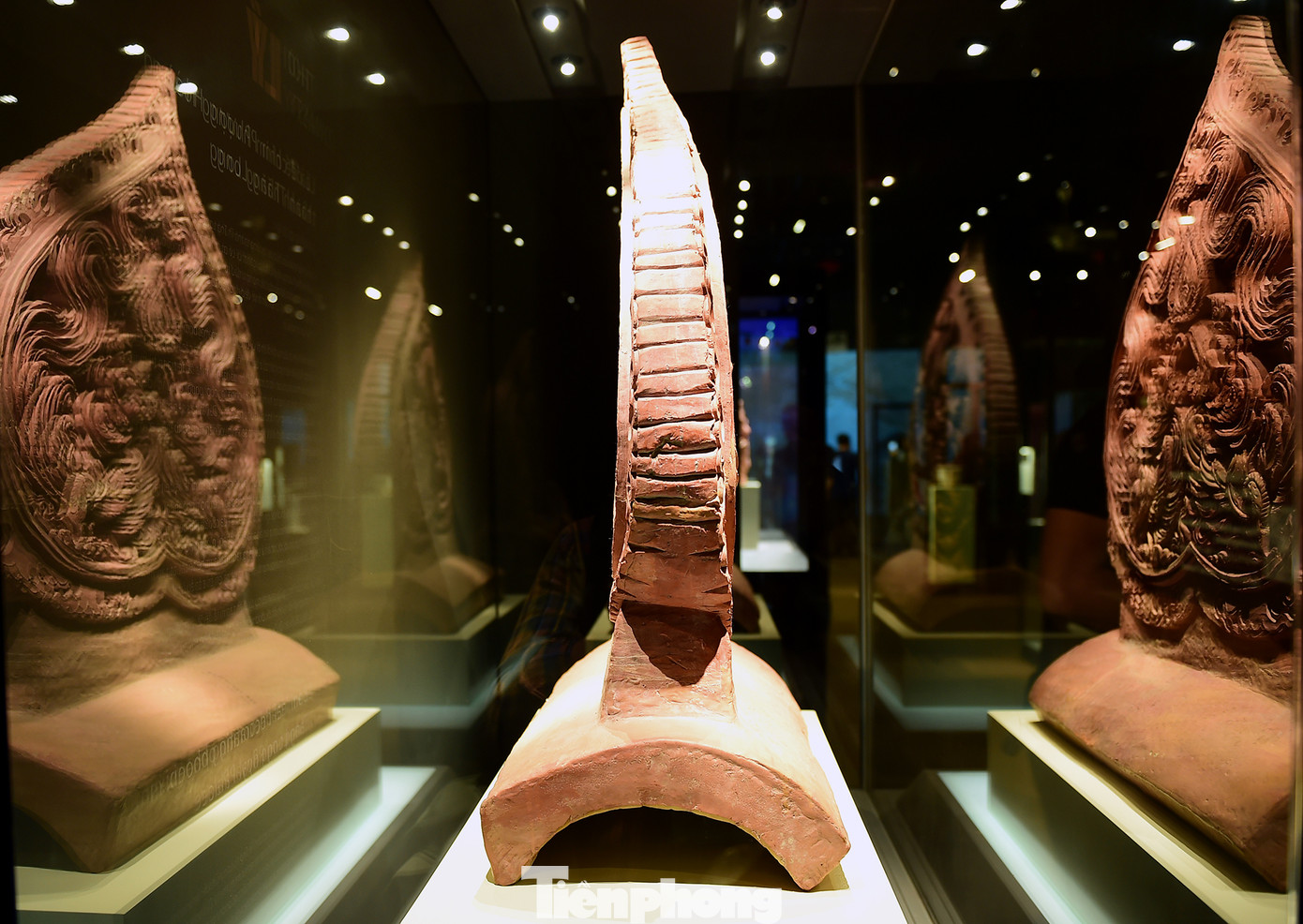 Tại đây, các đại biểu đã được nghe giới thiệu về nhiều hiện vật được trưng bày, trong đó có những hiện vật được công nhận là "Bảo vật quốc gia" như: Lá đề chim phượng Hoàng thành Thăng Long; Đầu Phượng; súng thần công. Tại đây, các đại biểu đã được nghe giới thiệu về nhiều hiện vật được trưng bày, trong đó có những hiện vật được công nhận là "Bảo vật quốc gia" như: Lá đề chim phượng Hoàng thành Thăng Long; Đầu Phượng; súng thần công.