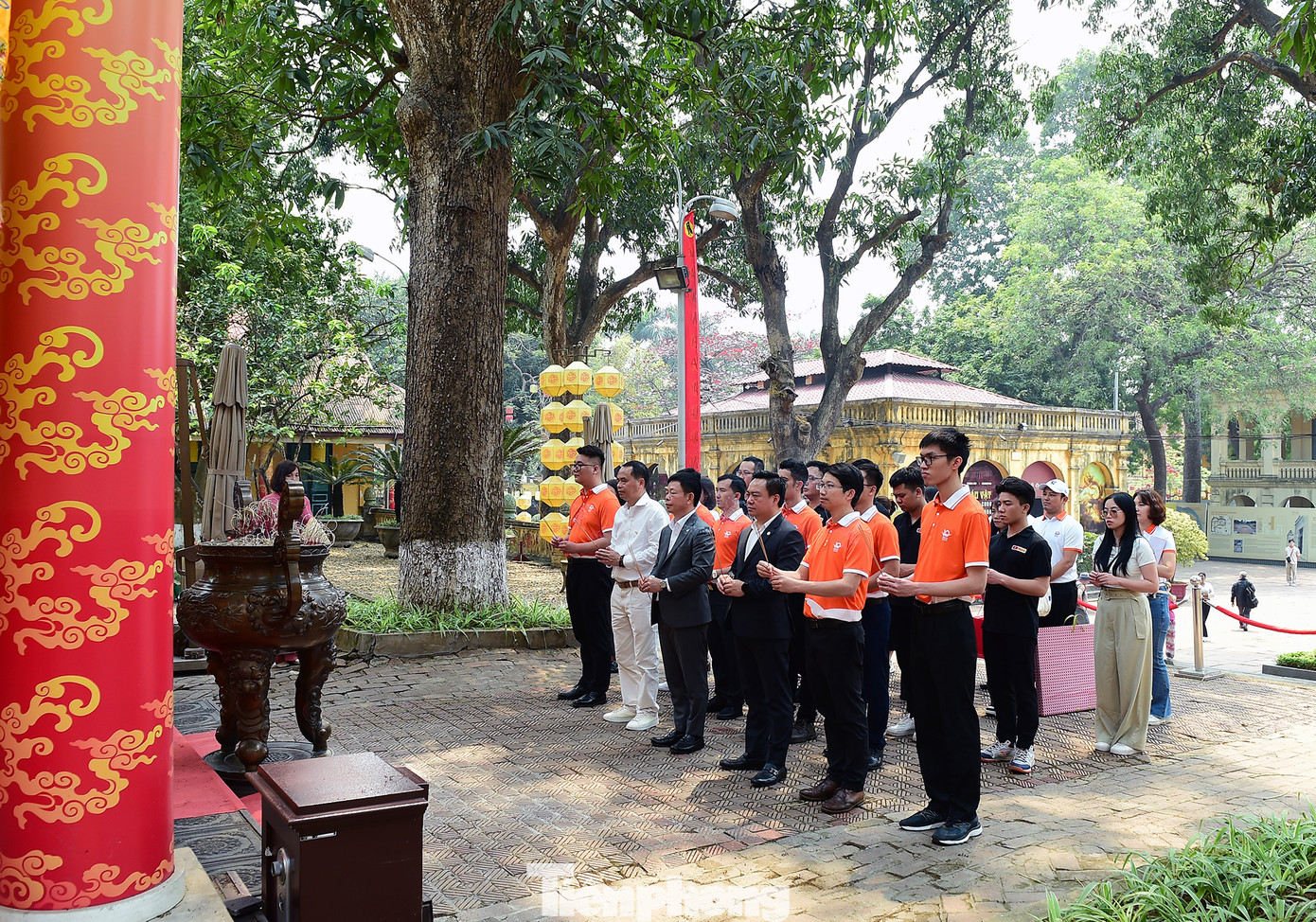 Lãnh đạo Báo Tiền Phong, Quỹ Hỗ trợ Tài năng trẻ Việt Nam và các đại biểu Gương mặt trẻ Việt Nam tiêu biểu, triển vọng năm 2024 (áo cam) dâng hương tại Điện Kính Thiên. Lãnh đạo Báo Tiền Phong, Quỹ Hỗ trợ Tài năng trẻ Việt Nam và các đại biểu Gương mặt trẻ Việt Nam tiêu biểu, triển vọng năm 2024 (áo cam) dâng hương tại Điện Kính Thiên.