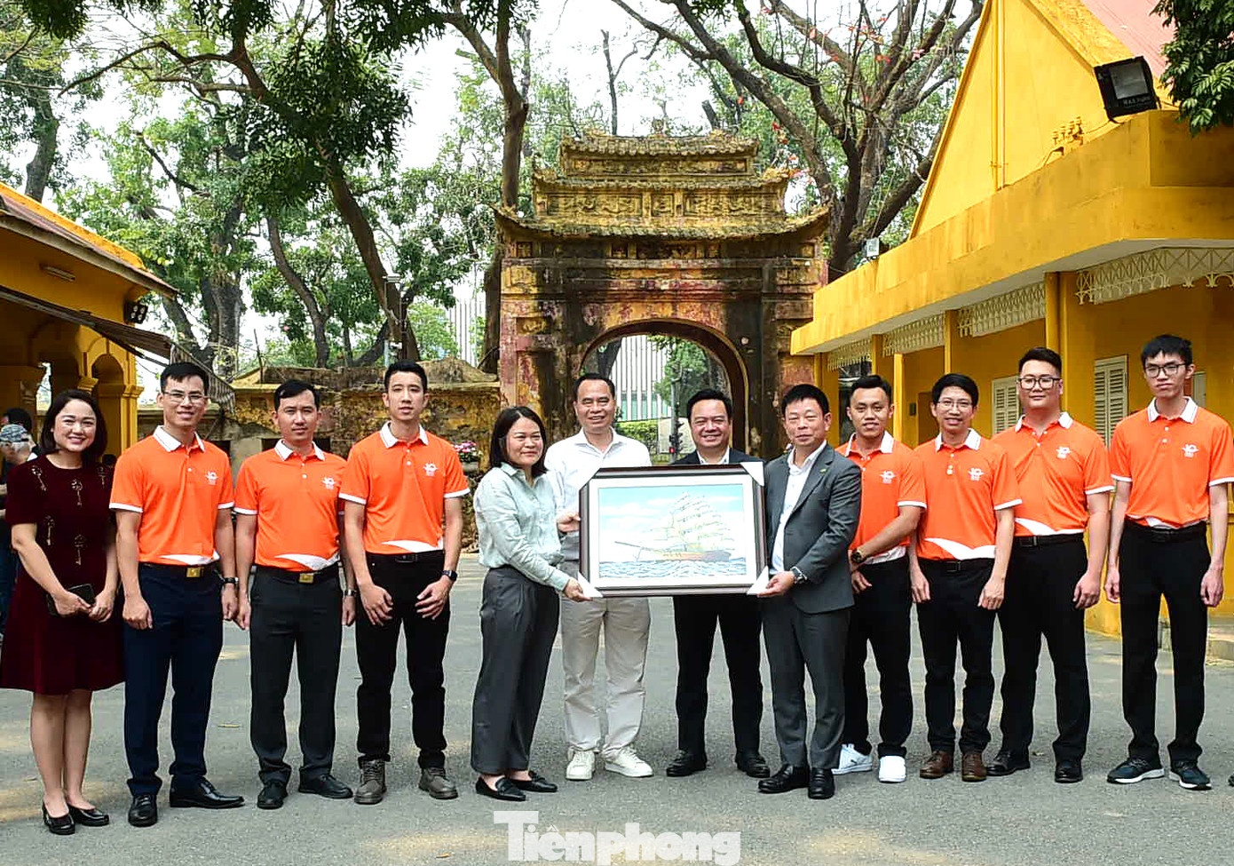 Nhà báo Phùng Công Sưởng - Tổng biên tập Báo Tiền Phong trao tặng ảnh lưu niệm cho đại diện lãnh đạo Khu di sản Hoàng thành Thăng Long. Nhà báo Phùng Công Sưởng - Tổng biên tập Báo Tiền Phong trao tặng ảnh lưu niệm cho đại diện lãnh đạo Khu di sản Hoàng thành Thăng Long.