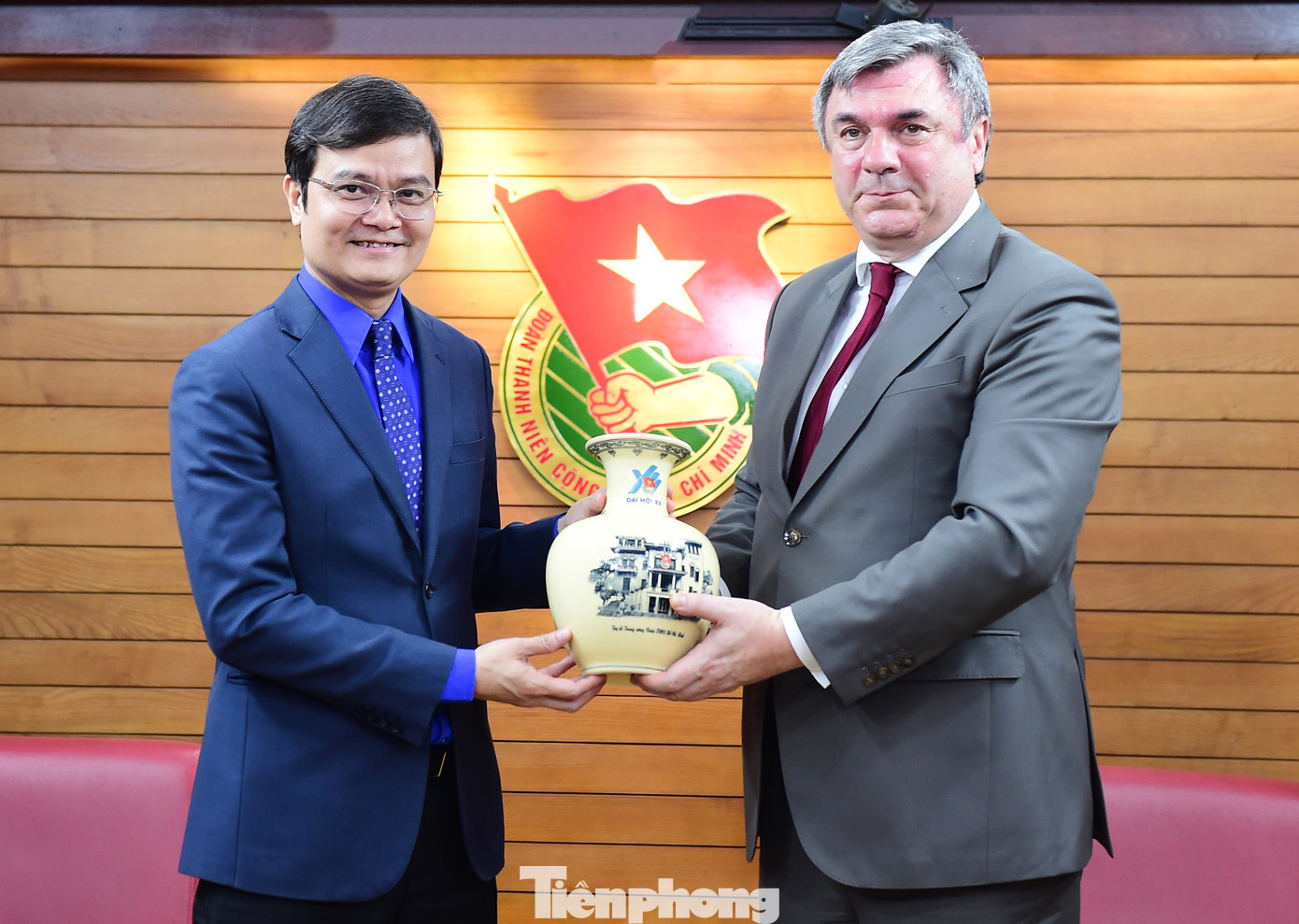 Bí thư thứ nhất T.Ư Đoàn Bùi Quang Huy tặng quà Phó Chủ tịch Ủy ban Đối ngoại thành phố Saint Petersburg (LB Nga) Kalganov Vyacheslav Gennadievich tại buổi tiếp. Ảnh: Xuân Tùng