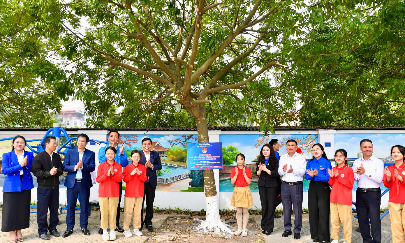 Ban Tổ chức khánh thành công trình, thăm và tặng quà gia đình chính sách. Ảnh: BTC