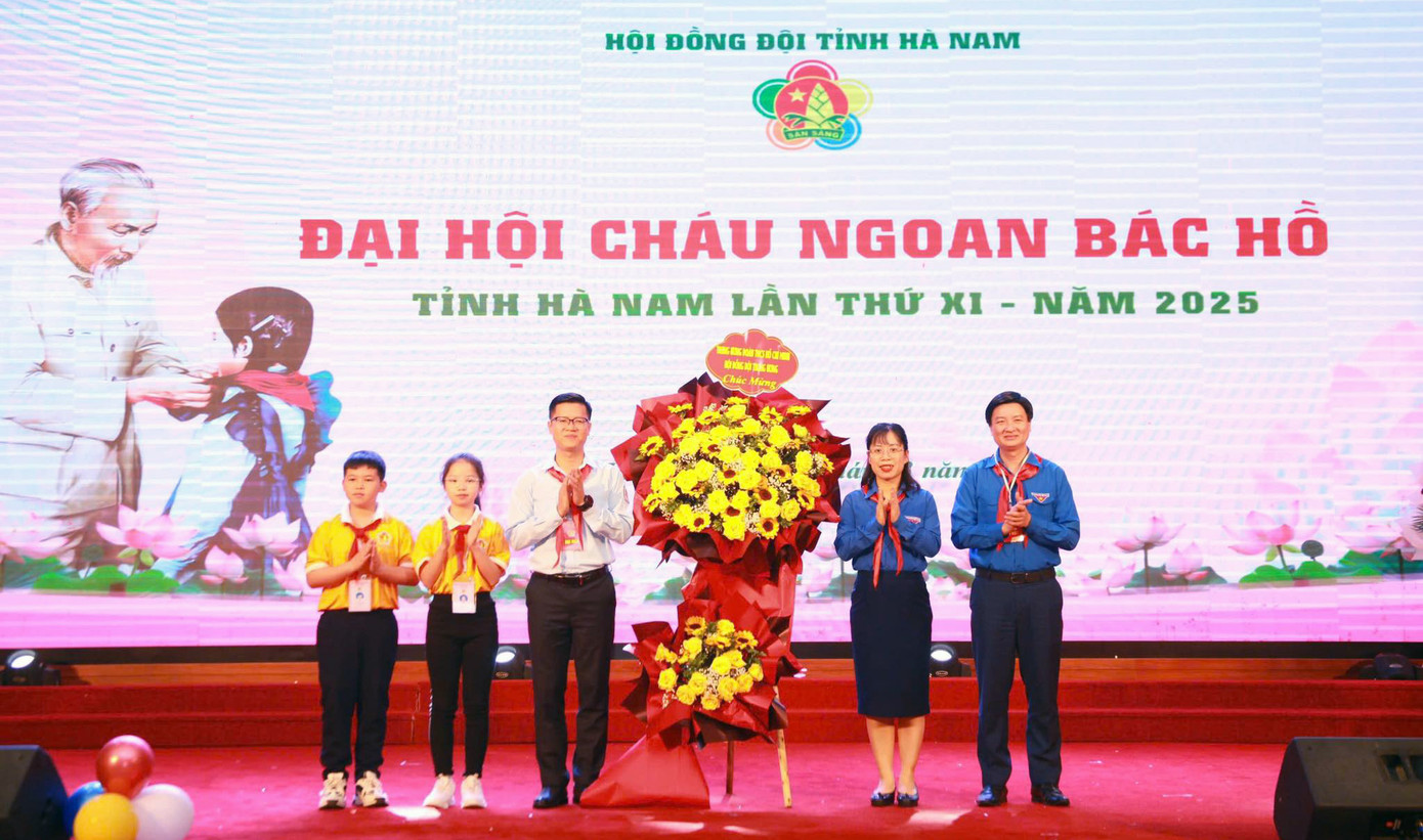Chị Lê Thị Hải Hà – Phó Trưởng ban Công tác thiếu nhi T.Ư Đoàn trao tặng lẵng hoa của T.Ư Đoàn, Hội đồng Đội Trung ương chúc mừng Đại hội. Ảnh: BTC Chị Lê Thị Hải Hà – Phó Trưởng ban Công tác thiếu nhi T.Ư Đoàn trao tặng lẵng hoa của T.Ư Đoàn, Hội đồng Đội Trung ương chúc mừng Đại hội. Ảnh: BTC
